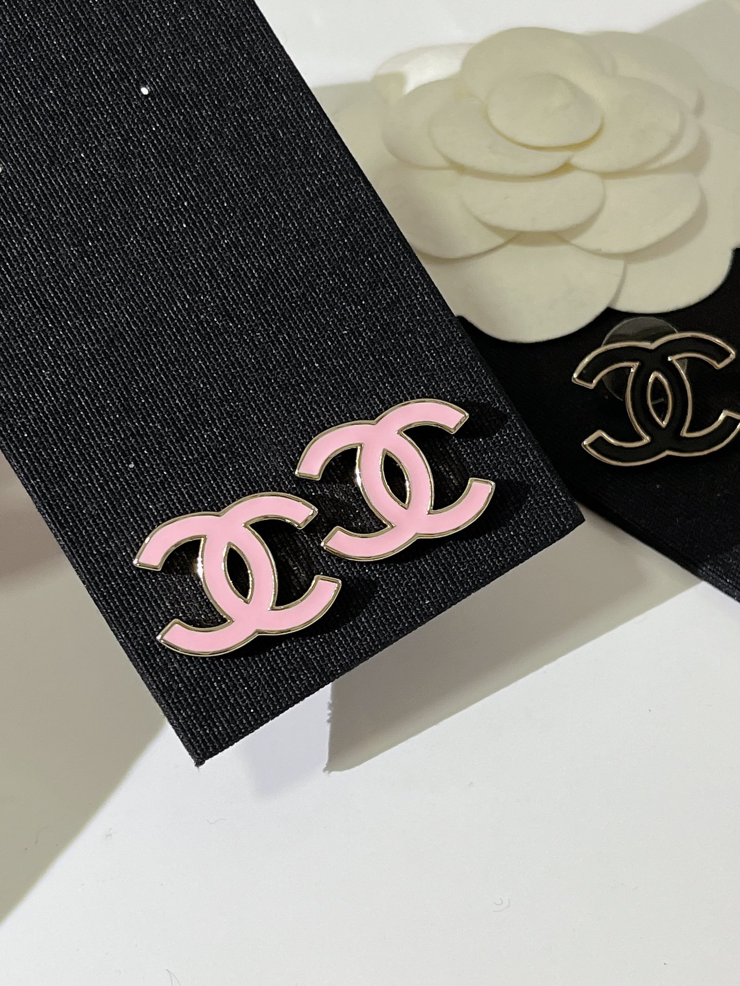  𝑪𝒉𝒂𝒏𝒆𝒍25。 爆款珐琅双c耳钉🆕
黑白拼色最经典，高巨百搭🖤
粉色俏皮可爱减龄神器💖
百搭不挑人