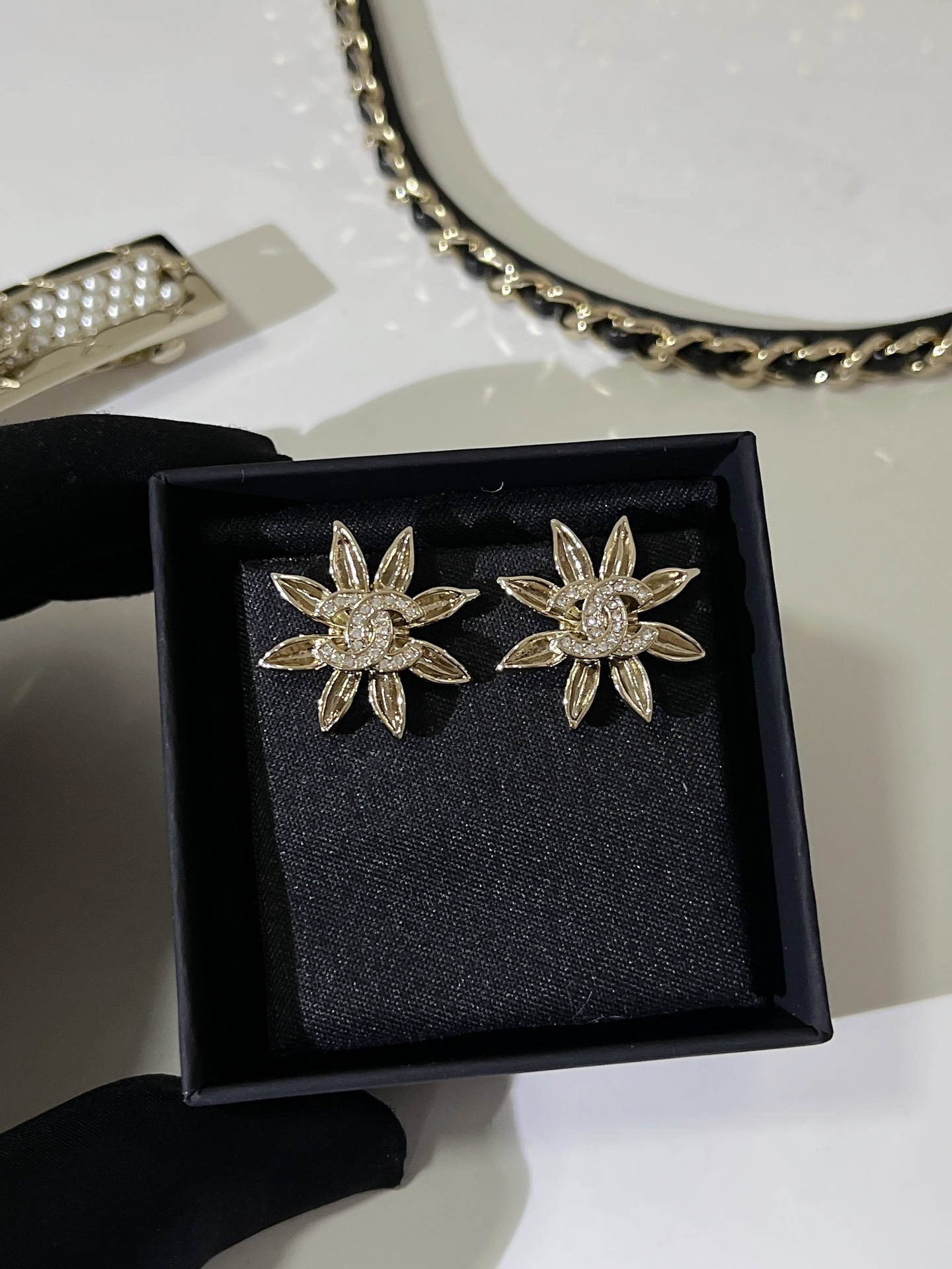  𝑪𝒉𝒂𝒏𝒆𝒍 香奈儿 25A太阳花耳钉❀✨
以浅金色为主色调 日常超百搭不挑人
氛围感全靠它了🎀日常佩