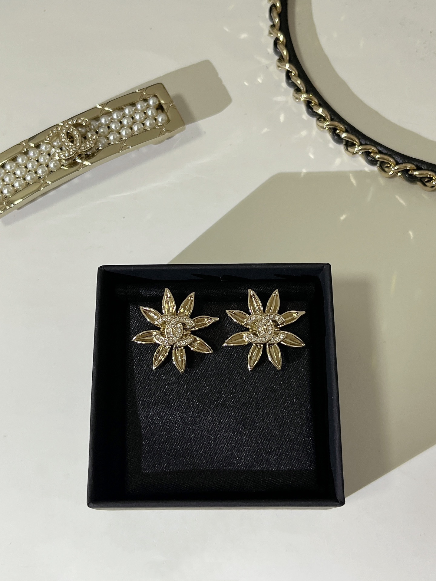  𝑪𝒉𝒂𝒏𝒆𝒍 香奈儿 25A太阳花耳钉❀✨
以浅金色为主色调 日常超百搭不挑人
氛围感全靠它了🎀日常佩