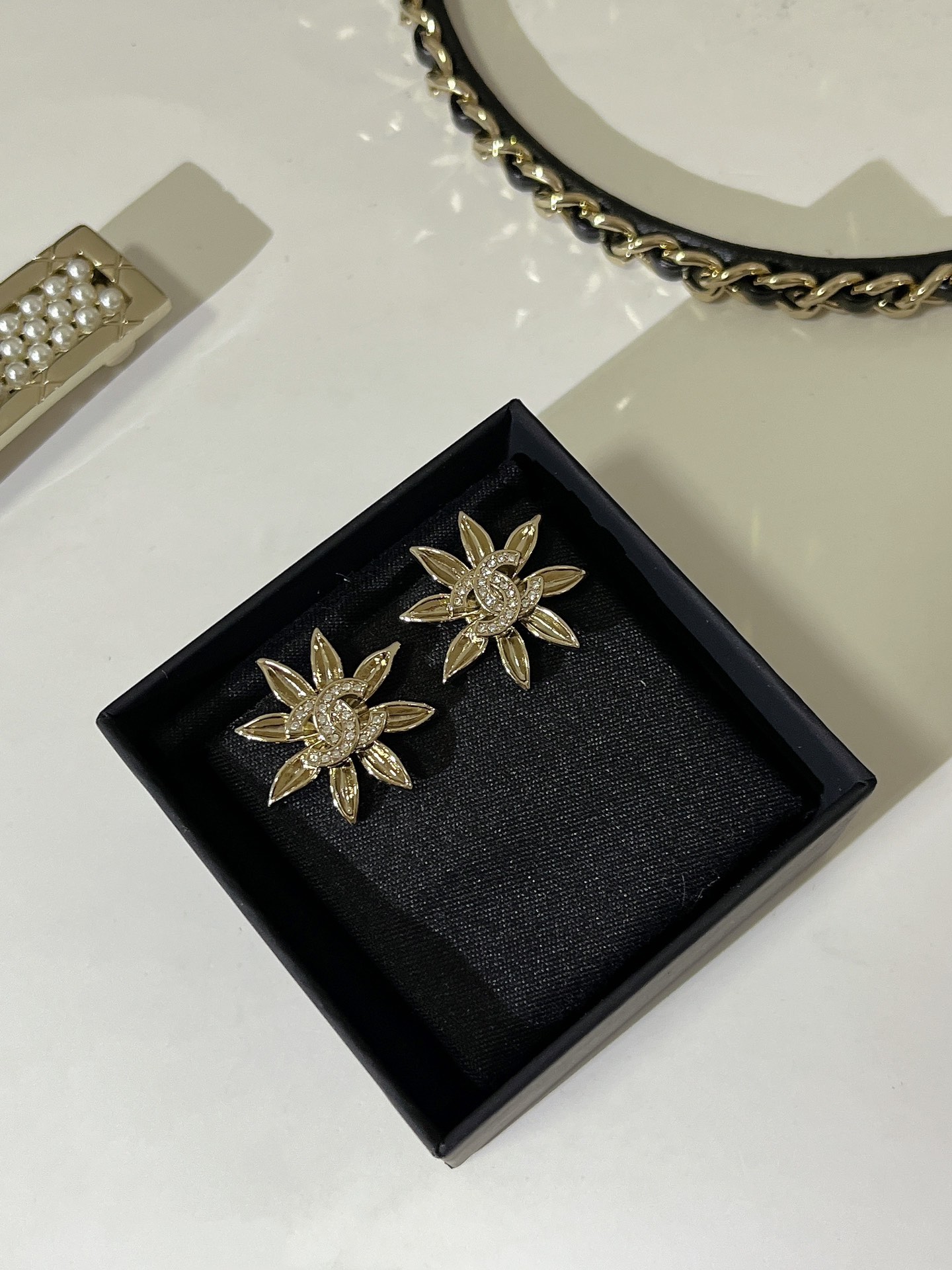  𝑪𝒉𝒂𝒏𝒆𝒍 香奈儿 25A太阳花耳钉❀✨
以浅金色为主色调 日常超百搭不挑人
氛围感全靠它了🎀日常佩