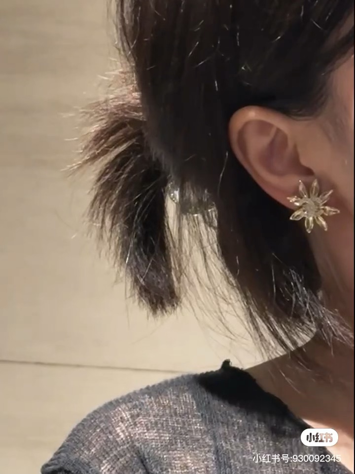  𝑪𝒉𝒂𝒏𝒆𝒍 香奈儿 25A太阳花耳钉❀✨
以浅金色为主色调 日常超百搭不挑人
氛围感全靠它了🎀日常佩