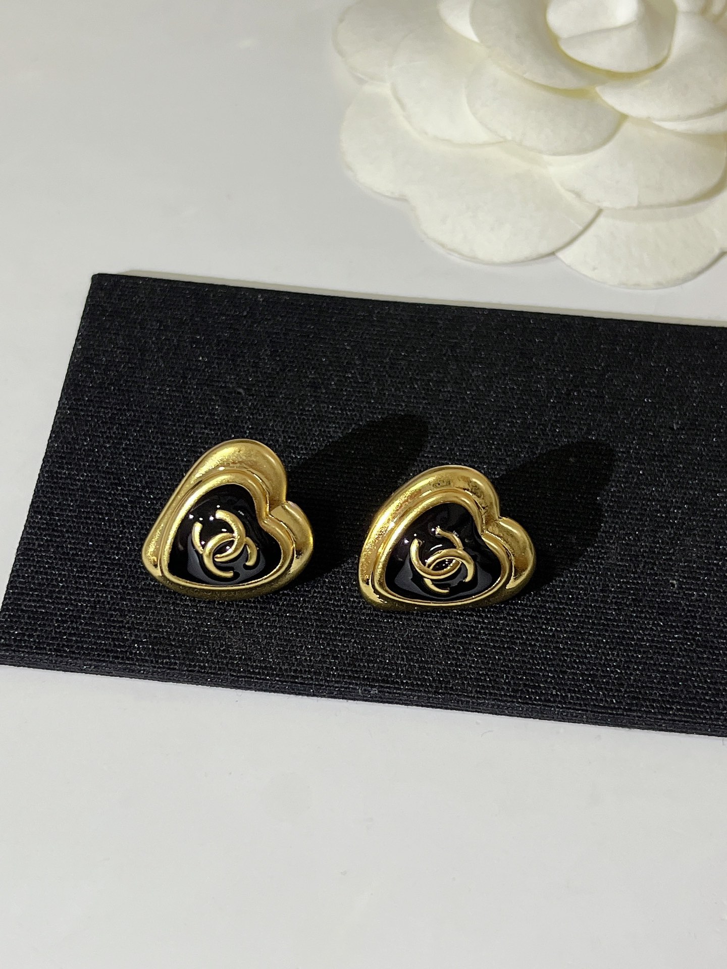  𝑪𝒉𝒂𝒏𝒆𝒍 香奈儿 珐琅爱心黑金耳钉✨
以浅金色为主色调 日常超百搭不挑人
氛围感全靠它了🎀日常佩戴
