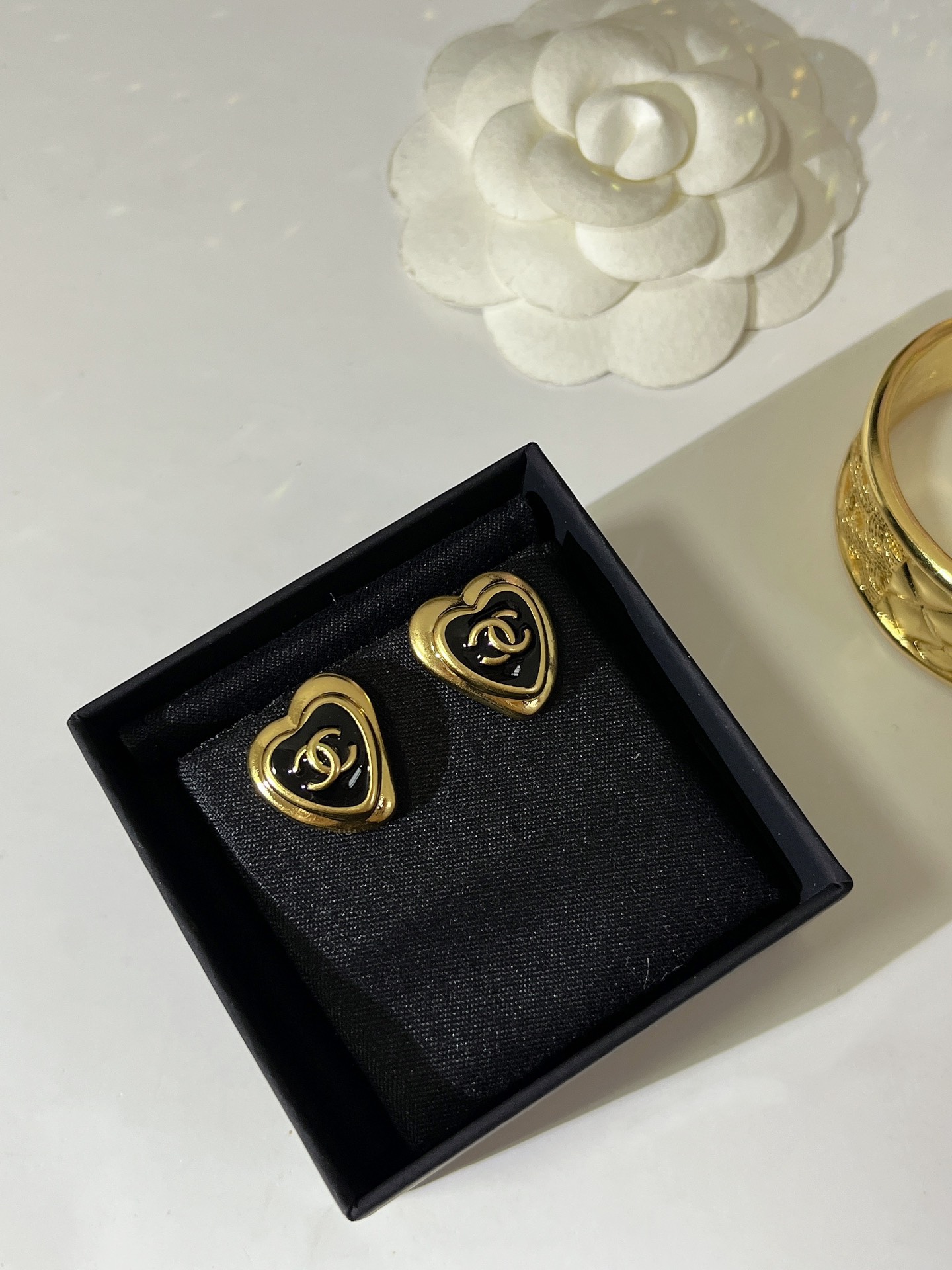  𝑪𝒉𝒂𝒏𝒆𝒍 香奈儿 珐琅爱心黑金耳钉✨
以浅金色为主色调 日常超百搭不挑人
氛围感全靠它了🎀日常佩戴
