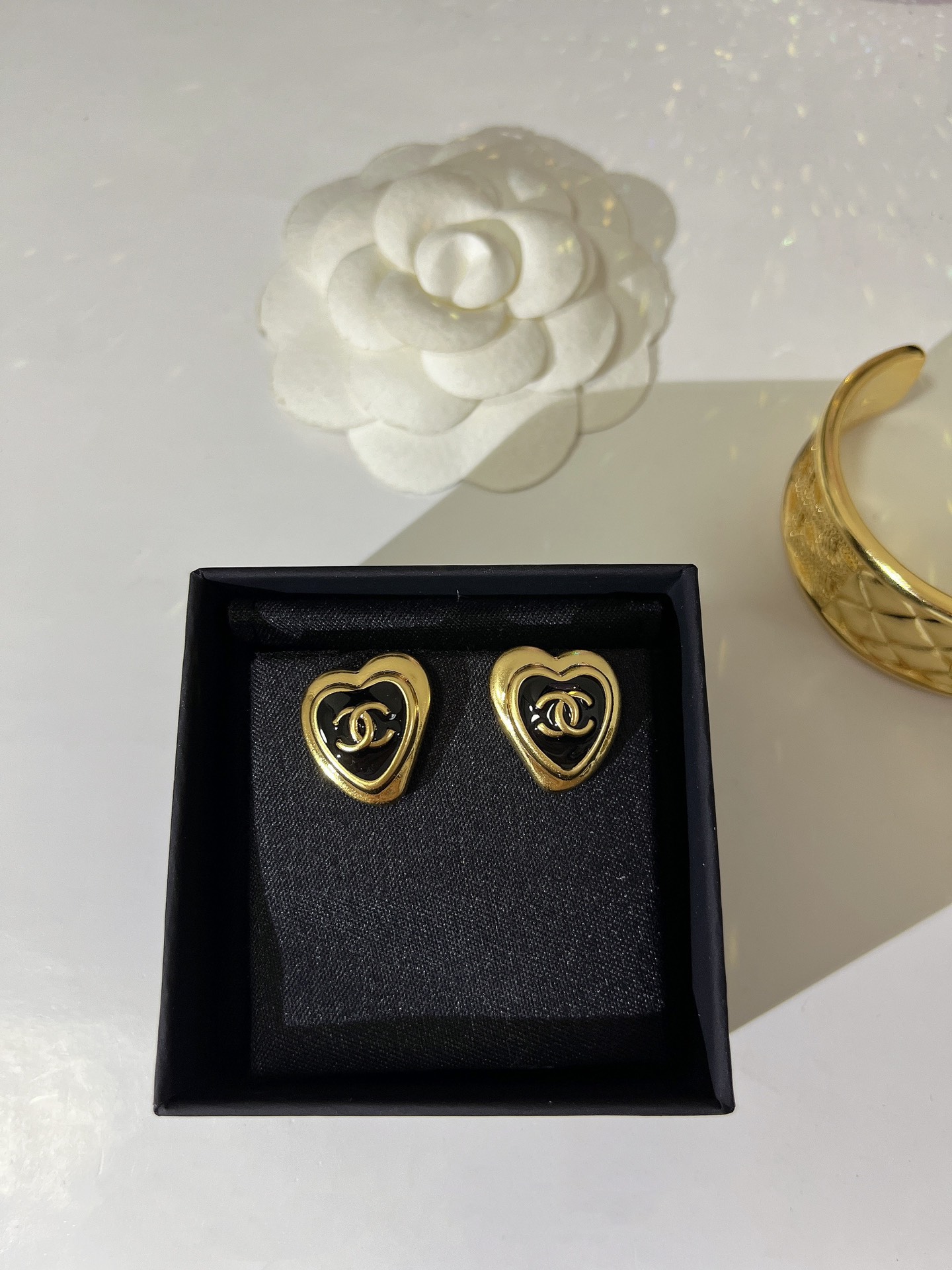  𝑪𝒉𝒂𝒏𝒆𝒍 香奈儿 珐琅爱心黑金耳钉✨
以浅金色为主色调 日常超百搭不挑人
氛围感全靠它了🎀日常佩戴