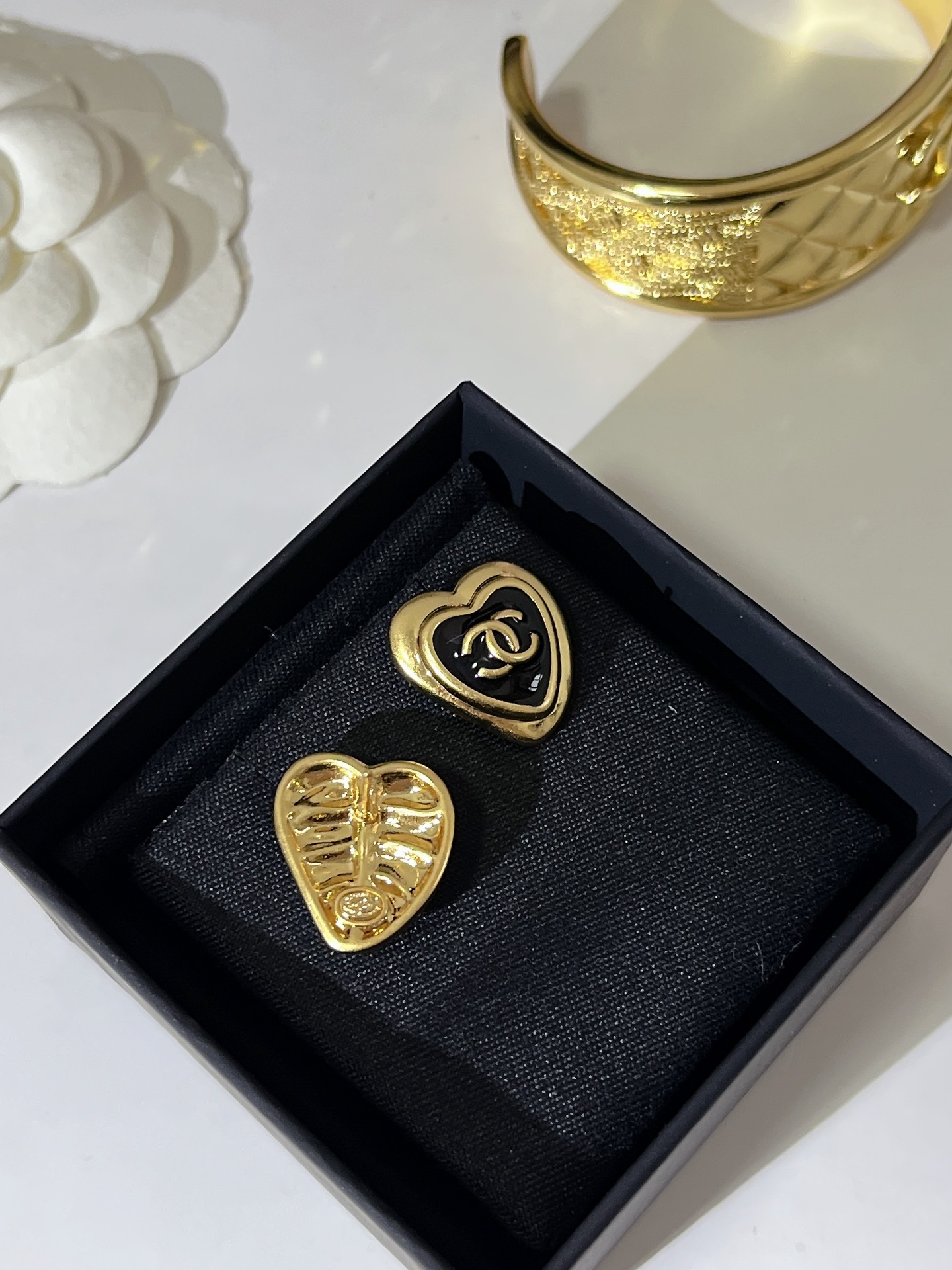  𝑪𝒉𝒂𝒏𝒆𝒍 香奈儿 珐琅爱心黑金耳钉✨
以浅金色为主色调 日常超百搭不挑人
氛围感全靠它了🎀日常佩戴