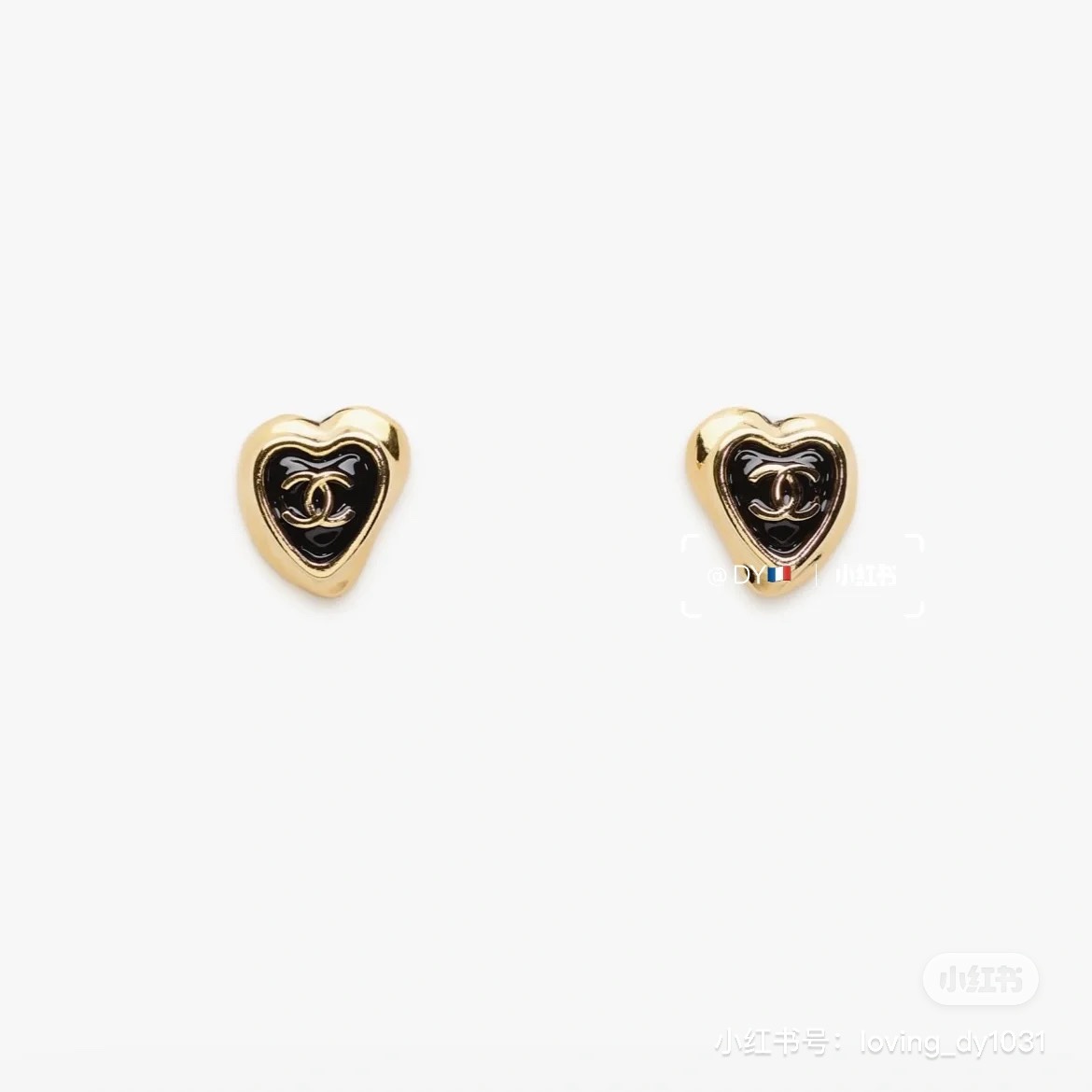  𝑪𝒉𝒂𝒏𝒆𝒍 香奈儿 珐琅爱心黑金耳钉✨
以浅金色为主色调 日常超百搭不挑人
氛围感全靠它了🎀日常佩戴