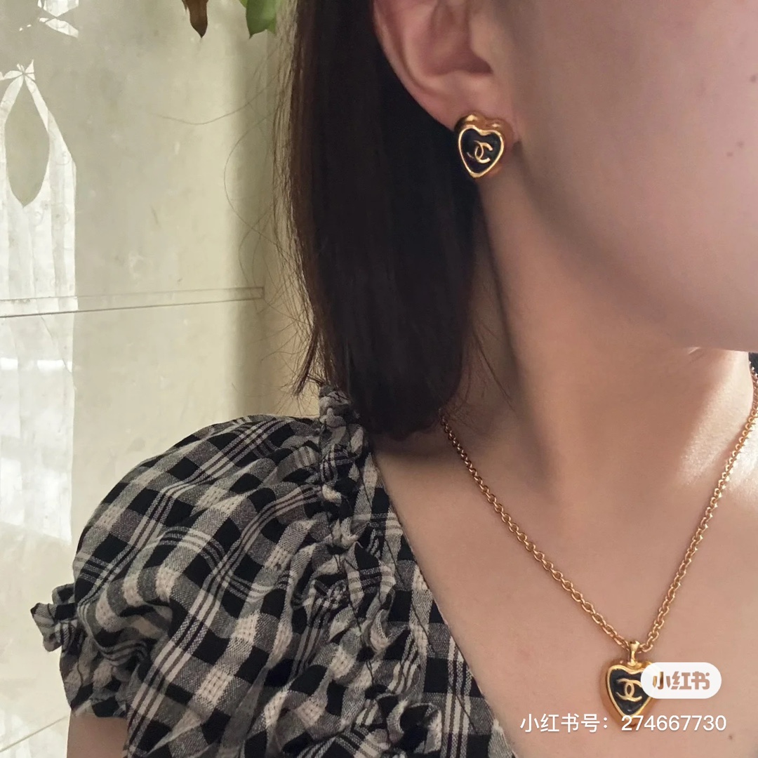  𝑪𝒉𝒂𝒏𝒆𝒍 香奈儿 珐琅爱心黑金耳钉✨
以浅金色为主色调 日常超百搭不挑人
氛围感全靠它了🎀日常佩戴