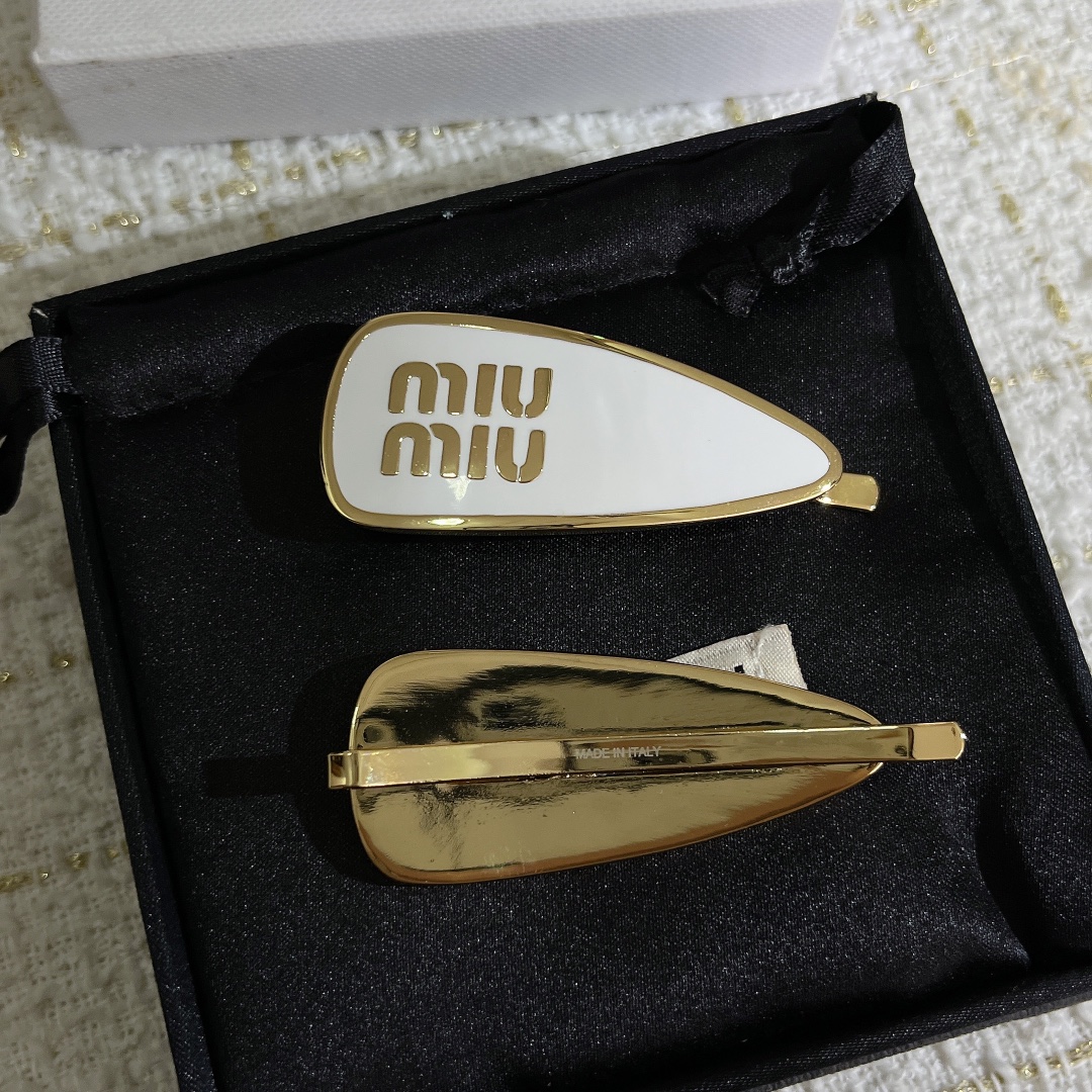 “Stylish Miumiu Hairpin: White, Gold Touch, Practical and Colorful” - 图片 2