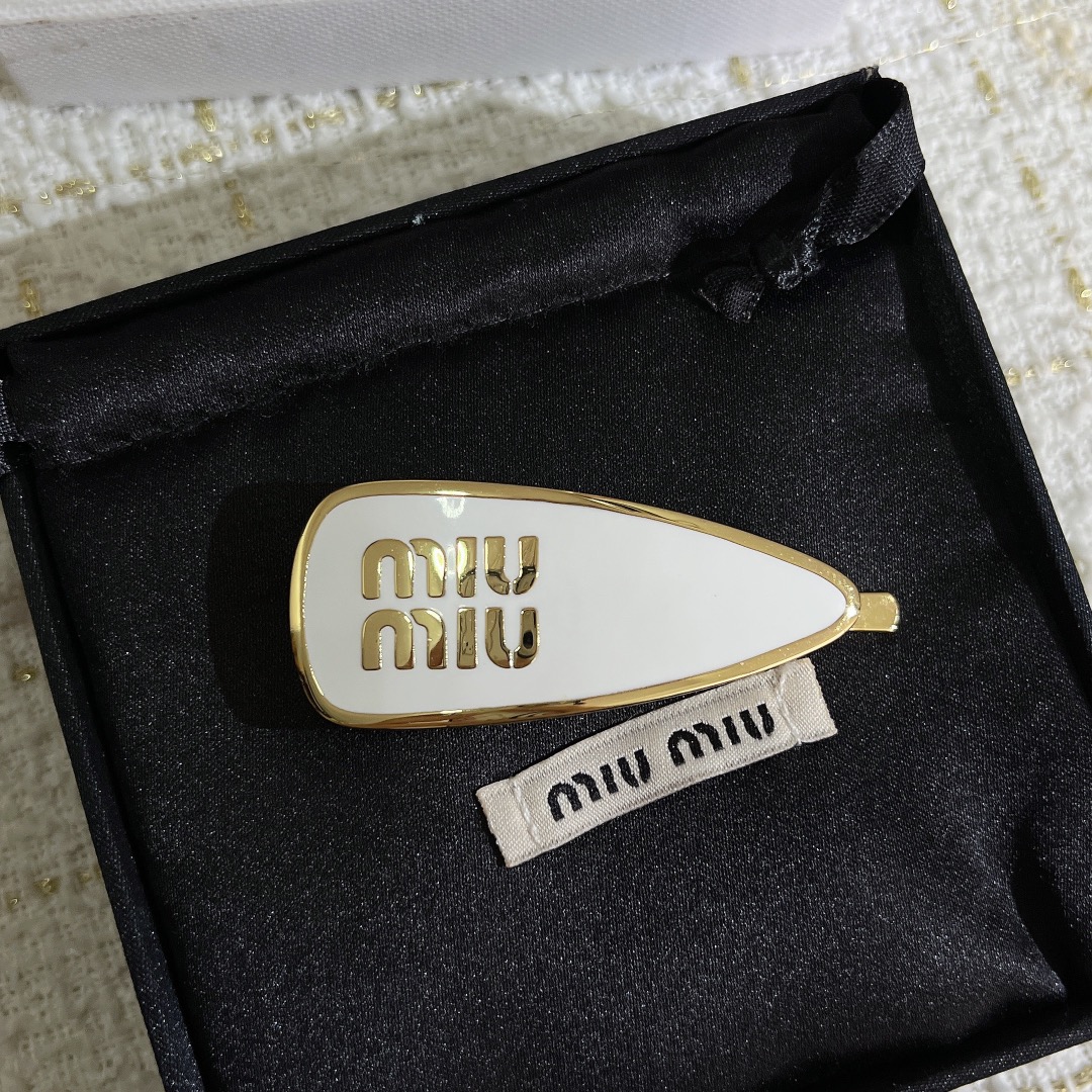 “Stylish Miumiu Hairpin: White, Gold Touch, Practical and Colorful” - 图片 4