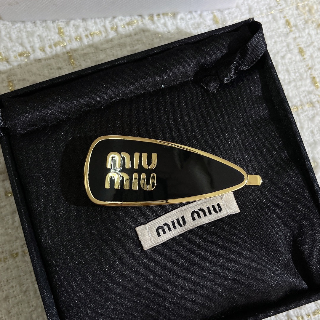 “Stylish Miumiu Hairpin: White, Gold Touch, Practical and Colorful” - 图片 3