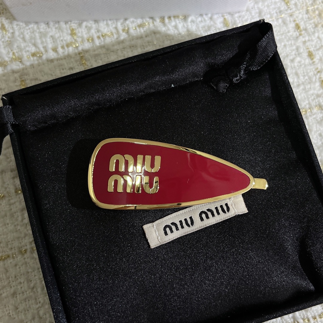 “Stylish Miumiu Hairpin: White, Gold Touch, Practical and Colorful” - 图片 5
