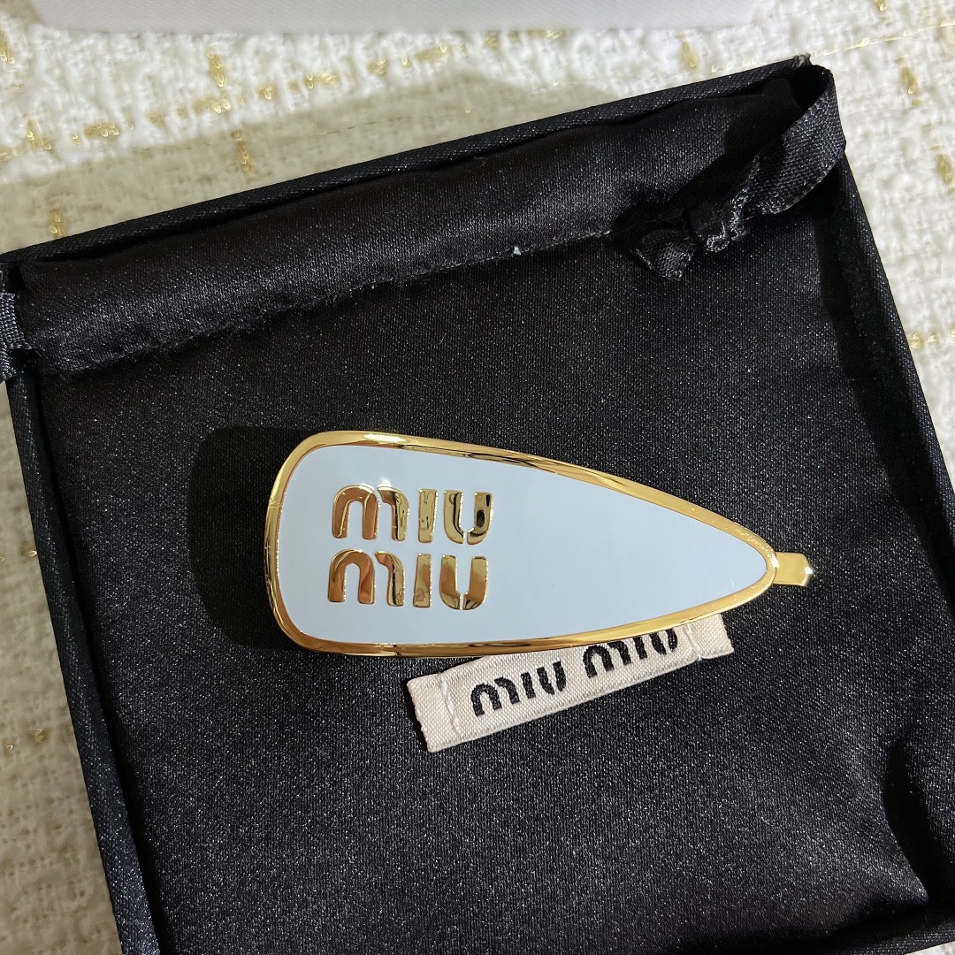 “Stylish Miumiu Hairpin: White, Gold Touch, Practical and Colorful” - 图片 8