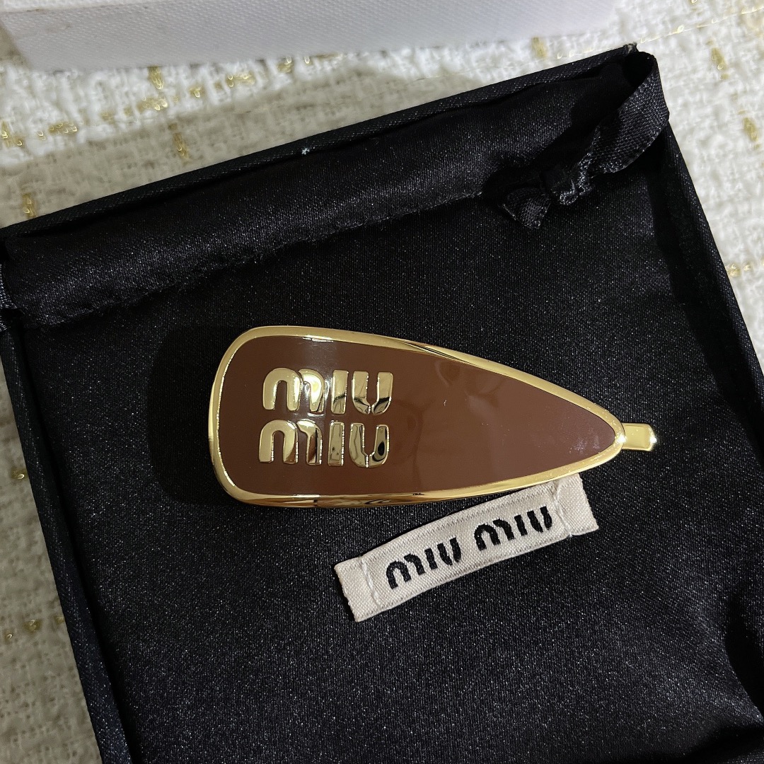 “Stylish Miumiu Hairpin: White, Gold Touch, Practical and Colorful” - 图片 6