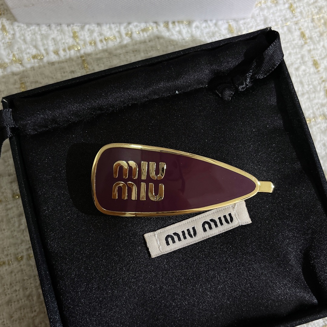 “Stylish Miumiu Hairpin: White, Gold Touch, Practical and Colorful” - 图片 7