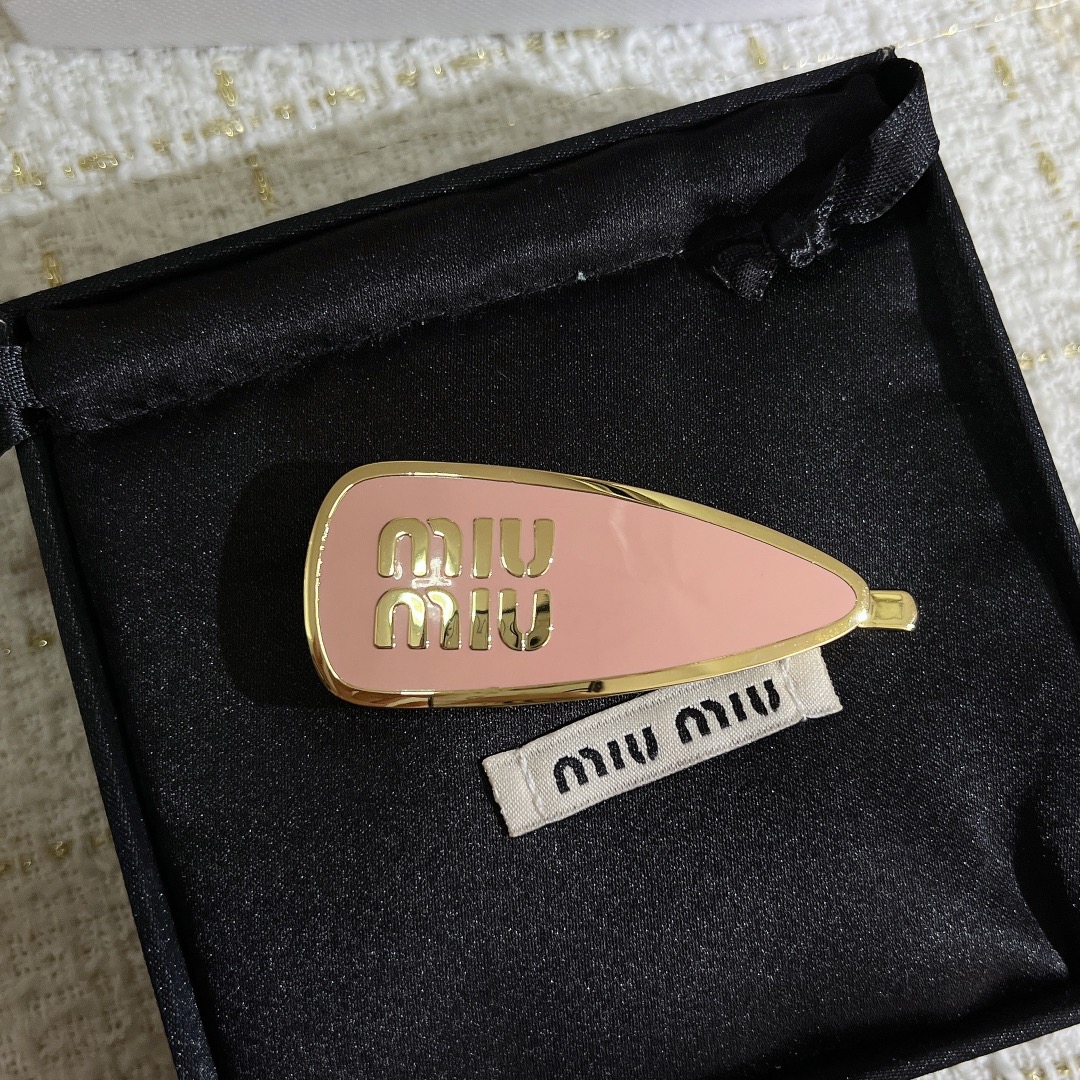 “Stylish Miumiu Hairpin: White, Gold Touch, Practical and Colorful” - 图片 9