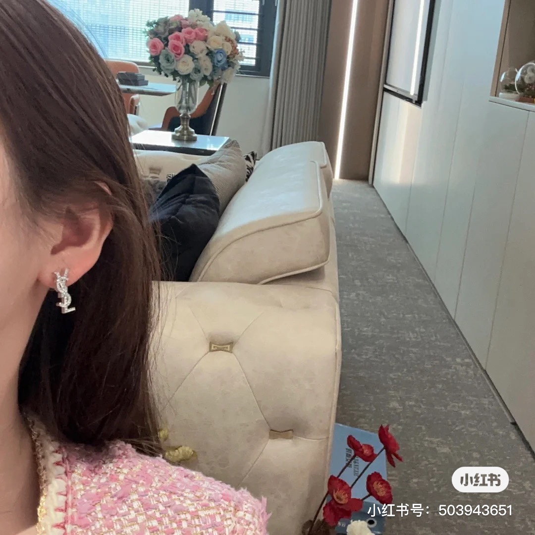  YSL满钻字母水钻耳钉
镶钻工艺，带上去很贵气
经典百搭单品💎060030