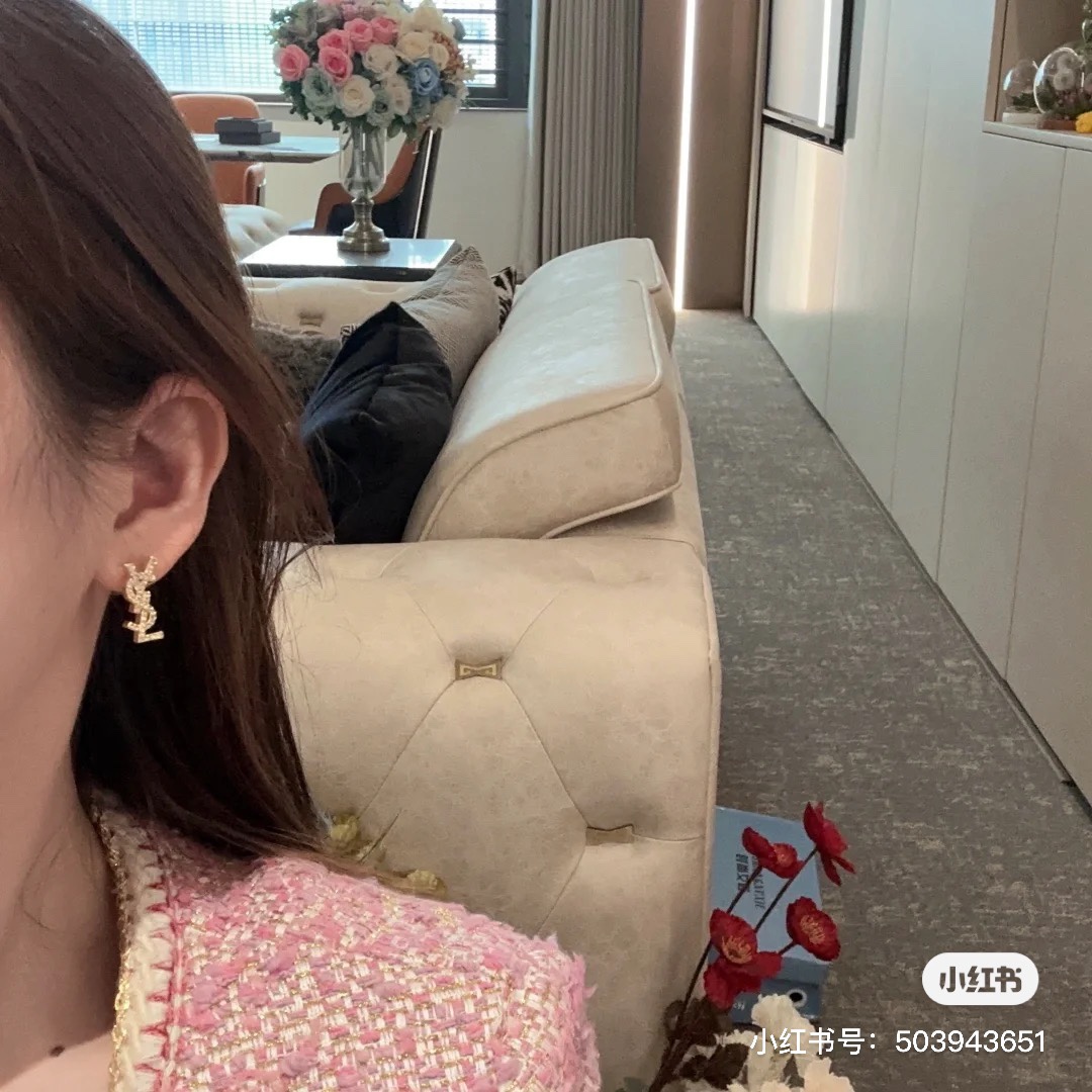  YSL满钻字母水钻耳钉
镶钻工艺，带上去很贵气
经典百搭单品💎060030