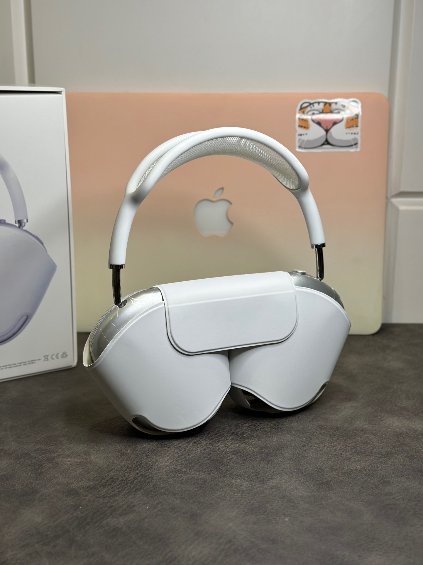 Airpods Maⅹ 头戴式蓝牙耳机、原厂桥架、支持弹窗动画、负一屏电量显示、头戴检测、降噪通透、改名定位、空间音频、F40降噪大喇叭 降噪深度42-45db、超长续航10-20小时、旋扭音量加减按压暂停切歌、霍尔皮夹自动感应开关弹窗连接、1:1还原，
售后退换条件：产品都是全新产品 非质量问题不可退换 质量问题可收到货三天之内支持退换货（耳机膜不撕的前提下） 其余情况壳料保护好售后三个月免费换新！