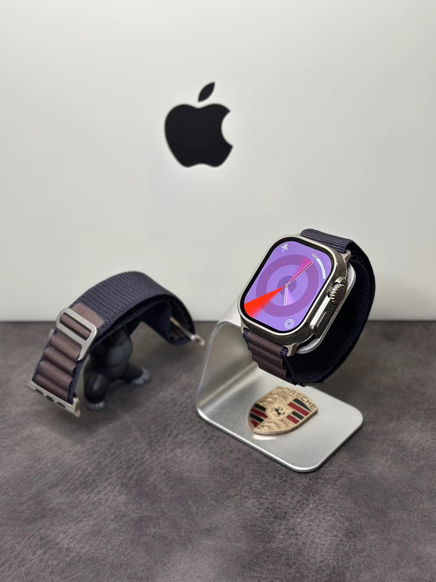 苹果Apple Watch Ultra2 智能手表 
原壳料开模 外观尺寸跟原装一样看不出假
原装Oled液晶屏 黑边跟分辨率跟正品一样 目前最屌
49mm钛金边框 重量跟正品完全一样还原正品手感
表盘边框带GPS信号天线 外观100%完美复刻
市面没有任何同行能够做到如此完全1:1复刻
各位可以尽情对比 欢迎打脸 这就是原版开发的底气

全新雷达表盘 多任务通知栏 流畅度再次提升！
新增功能‼️本地相册 地图导航 电子书 本地音乐 录音笔 手电筒 小游戏等功能
不用带手机也能用手表听歌 手表可以连接蓝牙耳机
系统自带175种运动模式 准确记录各种运动数据
IP68级防水设计 再次刷新标准 生活防水无压力
真实心率检测 真实血氧检测 目前最稳定的智能手表

支持息屏显示 屏幕常亮 床头灯等功能
带离线支付 NFC门禁 语音助手等50种功能
正品该有的我们也都有 给你正品般享受体验
自家开发app 可自定表盘壁纸 查看各种测量数据
绑定app后可接受微信消息 查看信息内容等
软件内置500+种表盘 长期更新表盘 全部免费使用
目前功能最全的一款表 建议各位到手慢慢挖掘‼️