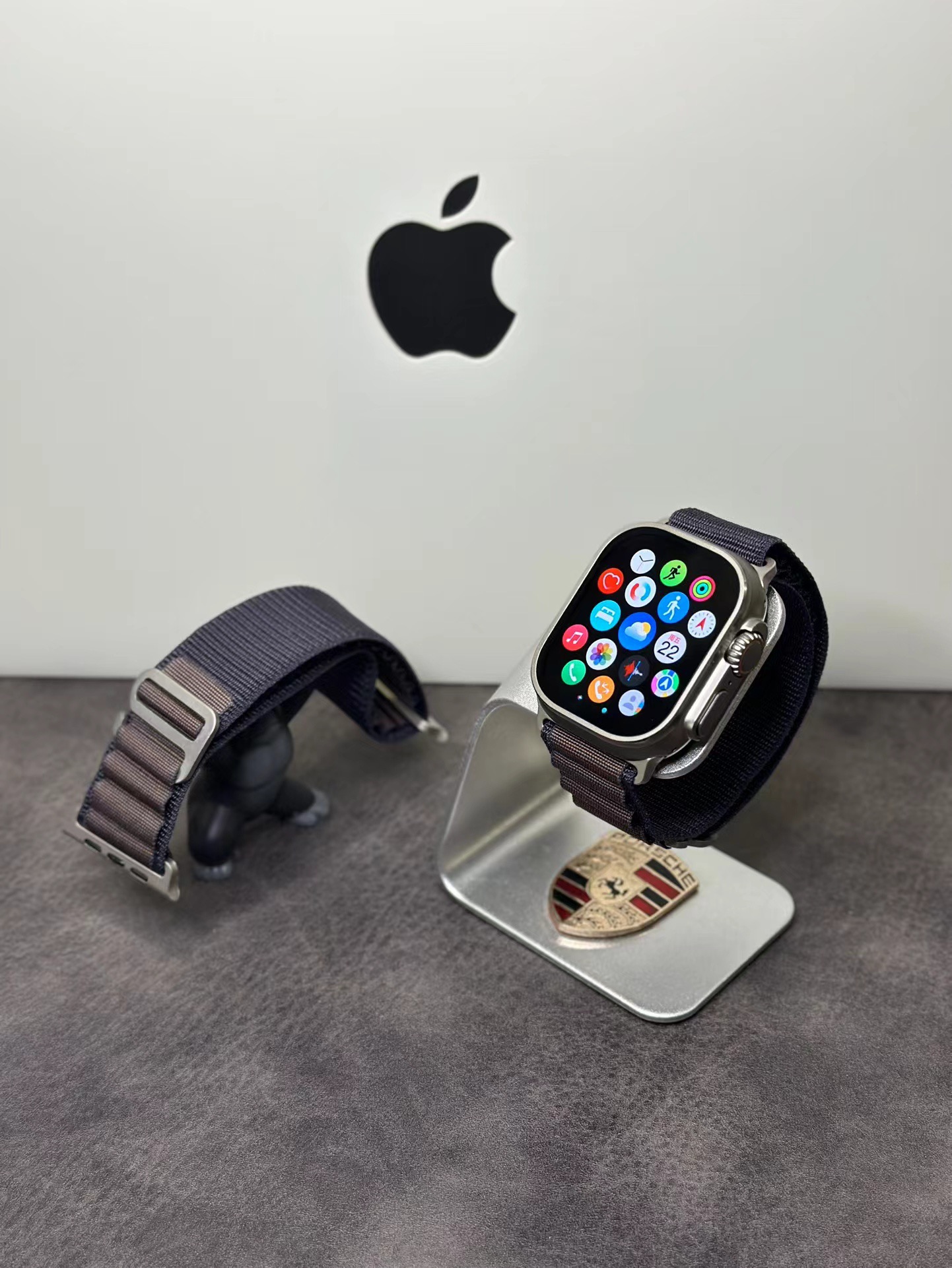 苹果Apple Watch Ultra2 智能手表 
原壳料开模 外观尺寸跟原装一样看不出假
原装Oled液晶屏 黑边跟分辨率跟正品一样 目前最屌
49mm钛金边框 重量跟正品完全一样还原正品手感
表盘边框带GPS信号天线 外观100%完美复刻
市面没有任何同行能够做到如此完全1:1复刻
各位可以尽情对比 欢迎打脸 这就是原版开发的底气

全新雷达表盘 多任务通知栏 流畅度再次提升！
新增功能‼️本地相册 地图导航 电子书 本地音乐 录音笔 手电筒 小游戏等功能
不用带手机也能用手表听歌 手表可以连接蓝牙耳机
系统自带175种运动模式 准确记录各种运动数据
IP68级防水设计 再次刷新标准 生活防水无压力
真实心率检测 真实血氧检测 目前最稳定的智能手表

支持息屏显示 屏幕常亮 床头灯等功能
带离线支付 NFC门禁 语音助手等50种功能
正品该有的我们也都有 给你正品般享受体验
自家开发app 可自定表盘壁纸 查看各种测量数据
绑定app后可接受微信消息 查看信息内容等
软件内置500+种表盘 长期更新表盘 全部免费使用
目前功能最全的一款表 建议各位到手慢慢挖掘‼️