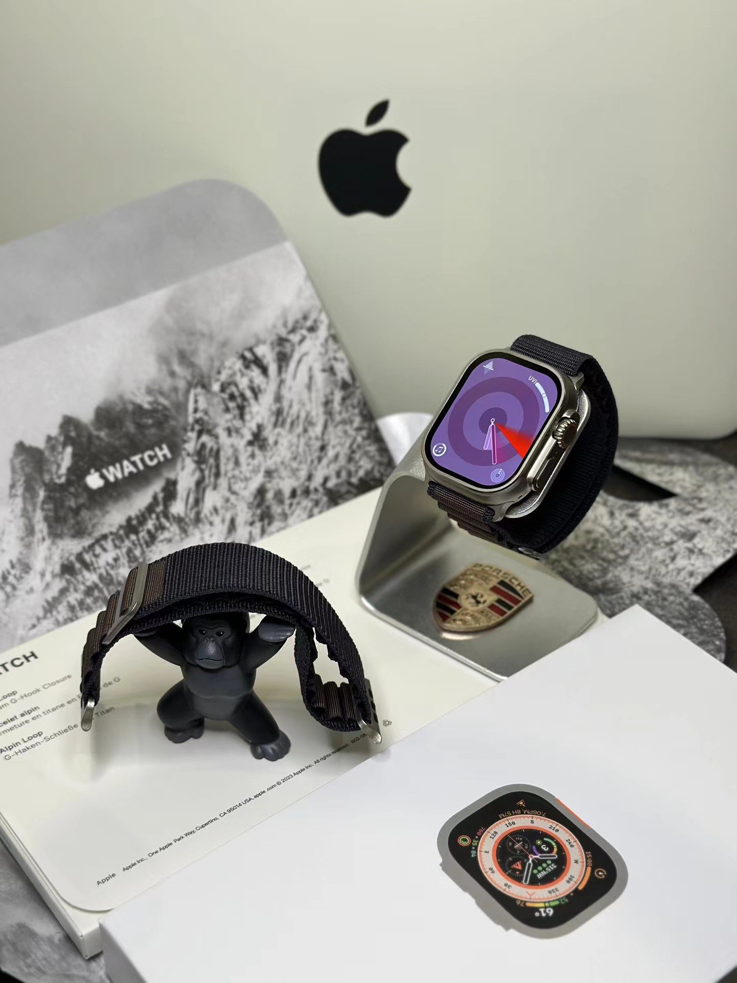 苹果Apple Watch Ultra2 智能手表 
原壳料开模 外观尺寸跟原装一样看不出假
原装Oled液晶屏 黑边跟分辨率跟正品一样 目前最屌
49mm钛金边框 重量跟正品完全一样还原正品手感
表盘边框带GPS信号天线 外观100%完美复刻
市面没有任何同行能够做到如此完全1:1复刻
各位可以尽情对比 欢迎打脸 这就是原版开发的底气

全新雷达表盘 多任务通知栏 流畅度再次提升！
新增功能‼️本地相册 地图导航 电子书 本地音乐 录音笔 手电筒 小游戏等功能
不用带手机也能用手表听歌 手表可以连接蓝牙耳机
系统自带175种运动模式 准确记录各种运动数据
IP68级防水设计 再次刷新标准 生活防水无压力
真实心率检测 真实血氧检测 目前最稳定的智能手表

支持息屏显示 屏幕常亮 床头灯等功能
带离线支付 NFC门禁 语音助手等50种功能
正品该有的我们也都有 给你正品般享受体验
自家开发app 可自定表盘壁纸 查看各种测量数据
绑定app后可接受微信消息 查看信息内容等
软件内置500+种表盘 长期更新表盘 全部免费使用
目前功能最全的一款表 建议各位到手慢慢挖掘‼️