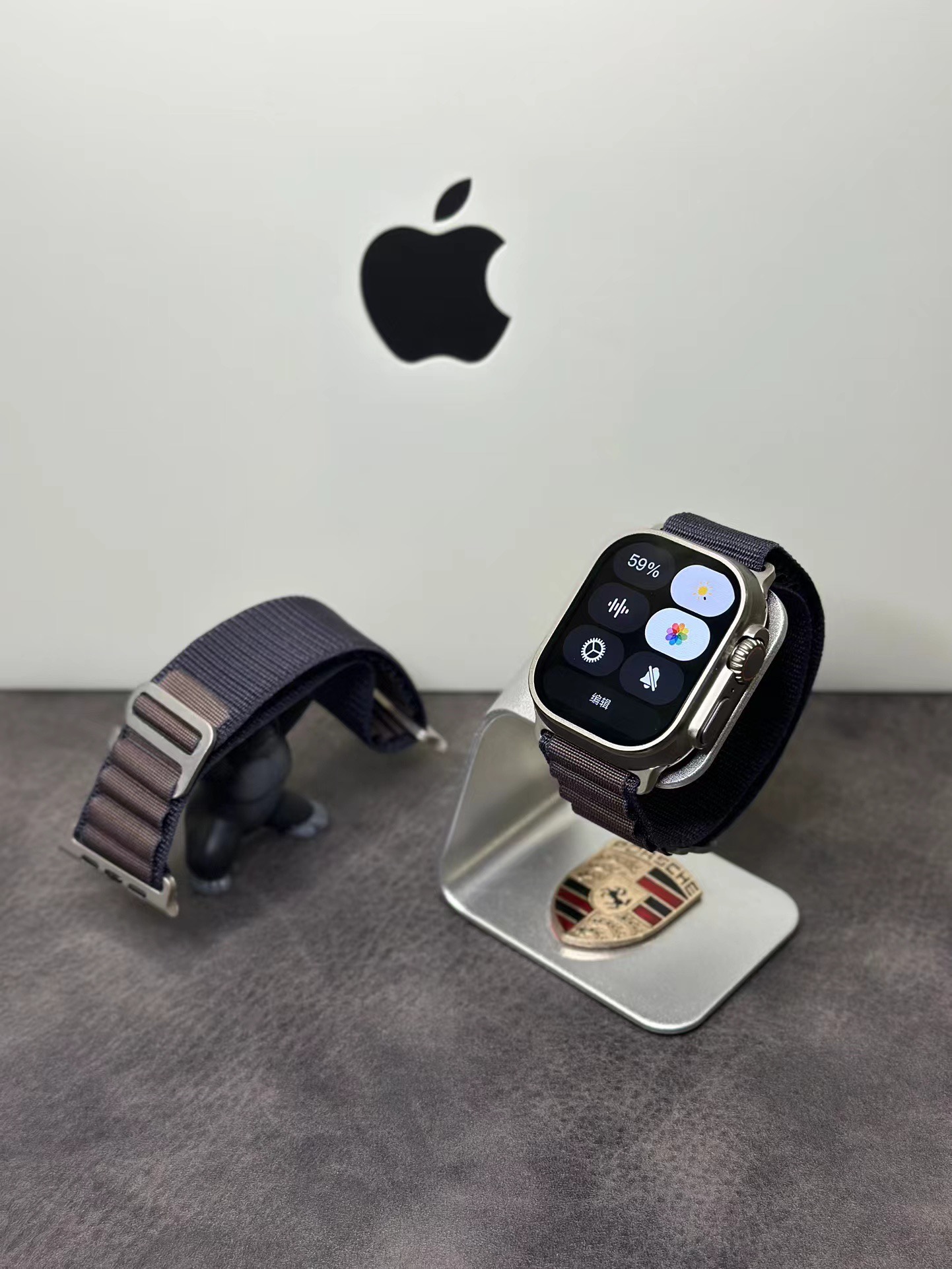 苹果Apple Watch Ultra2 智能手表 
原壳料开模 外观尺寸跟原装一样看不出假
原装Oled液晶屏 黑边跟分辨率跟正品一样 目前最屌
49mm钛金边框 重量跟正品完全一样还原正品手感
表盘边框带GPS信号天线 外观100%完美复刻
市面没有任何同行能够做到如此完全1:1复刻
各位可以尽情对比 欢迎打脸 这就是原版开发的底气

全新雷达表盘 多任务通知栏 流畅度再次提升！
新增功能‼️本地相册 地图导航 电子书 本地音乐 录音笔 手电筒 小游戏等功能
不用带手机也能用手表听歌 手表可以连接蓝牙耳机
系统自带175种运动模式 准确记录各种运动数据
IP68级防水设计 再次刷新标准 生活防水无压力
真实心率检测 真实血氧检测 目前最稳定的智能手表

支持息屏显示 屏幕常亮 床头灯等功能
带离线支付 NFC门禁 语音助手等50种功能
正品该有的我们也都有 给你正品般享受体验
自家开发app 可自定表盘壁纸 查看各种测量数据
绑定app后可接受微信消息 查看信息内容等
软件内置500+种表盘 长期更新表盘 全部免费使用
目前功能最全的一款表 建议各位到手慢慢挖掘‼️