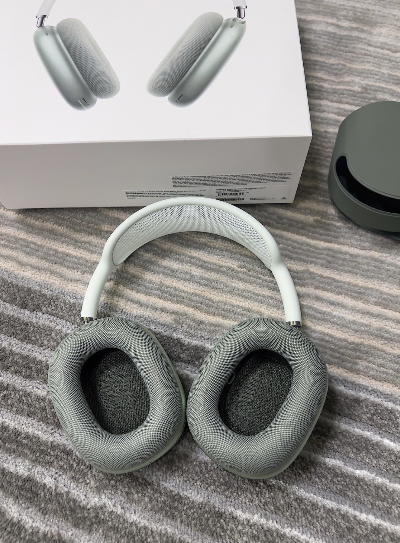 Airpods Maⅹ 头戴式蓝牙耳机、原厂桥架、支持弹窗动画、负一屏电量显示、头戴检测、降噪通透、改名定位、空间音频、F40降噪大喇叭 降噪深度42-45db、超长续航10-20小时、旋扭音量加减按压暂停切歌、霍尔皮夹自动感应开关弹窗连接、1:1还原，
售后退换条件：产品都是全新产品 非质量问题不可退换 质量问题可收到货三天之内支持退换货（耳机膜不撕的前提下） 其余情况壳料保护好售后三个月免费换新！