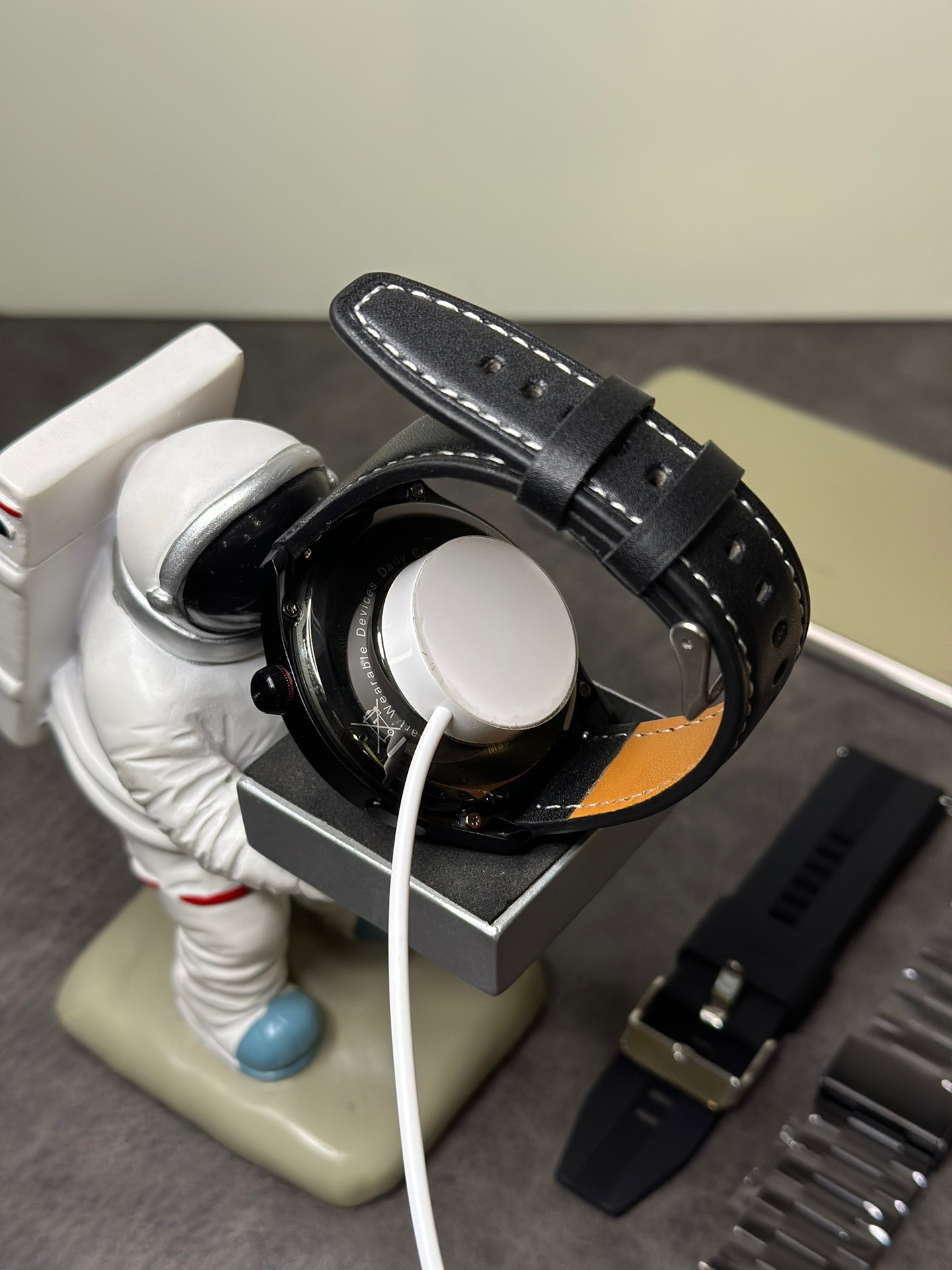 华wei Watch 4 Pro GT4智能手表 市面唯一1.62inch球面圆屏蓝宝石镜面屏幕
原尺寸开发1:1钛合金边框 外观跟正品完全一样
独家曲面屏‼️区别市面通货都是平面玻璃一眼假
升级无线充电功能 放上即可充电 更加方便省事
双续航低功耗芯片 超长待机 佩戴一天待机一周!
思澈6799LN芯片 流畅度非常稳 佩戴上手看不出假
新增6套UI界面 带分屏显示 屏幕小组件等功能
支持QQ微信短信消息提醒 带支付宝离线支付
正品同款动态地球表盘 地球图案可旋转!!!
支持微信步数同步 心率体温 血氧血糖血压等功能
正品该有的功能基本都有 满足日常测试需求
内置指南针功能 手电筒 语音助手 远程遥控拍照定位等
自带3款游戏 支持NFC门禁卡 床头灯 息屏时钟等
售后退换条件:产品都是全新产品 非质量问题不可退换 质量问题可收到货三天之内支持退换货(手表膜不撕的前提下) 其余情况壳料保护好售后三个月免费换新!