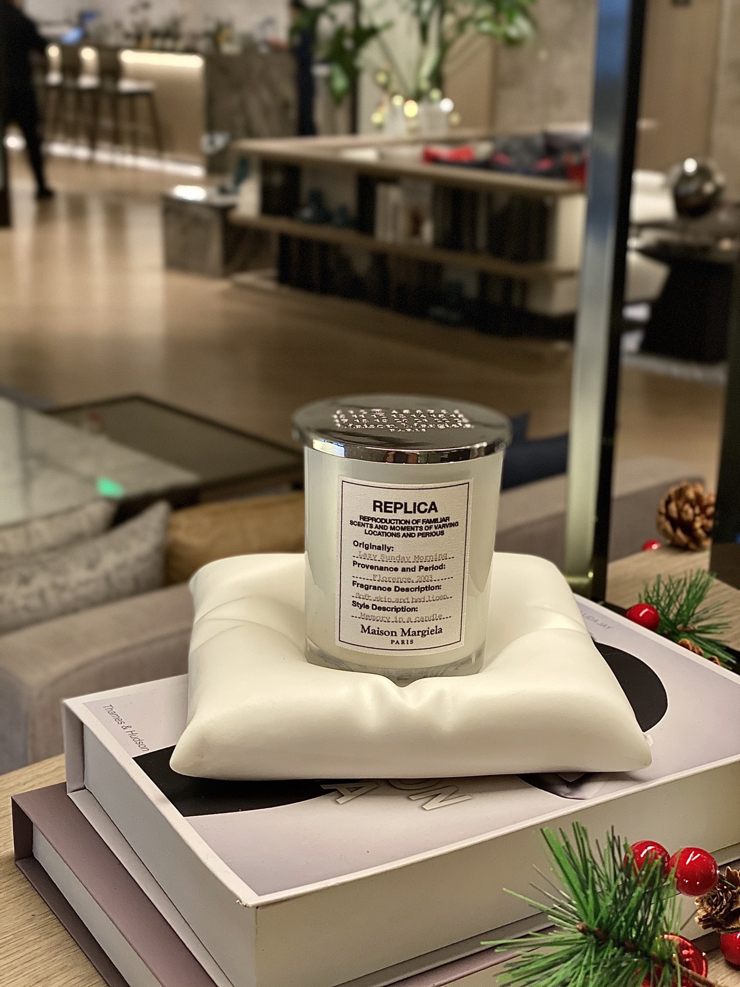 Crafted from pristine white ceramic, this Maison Margiela pillow-shaped - Comprehensive 5