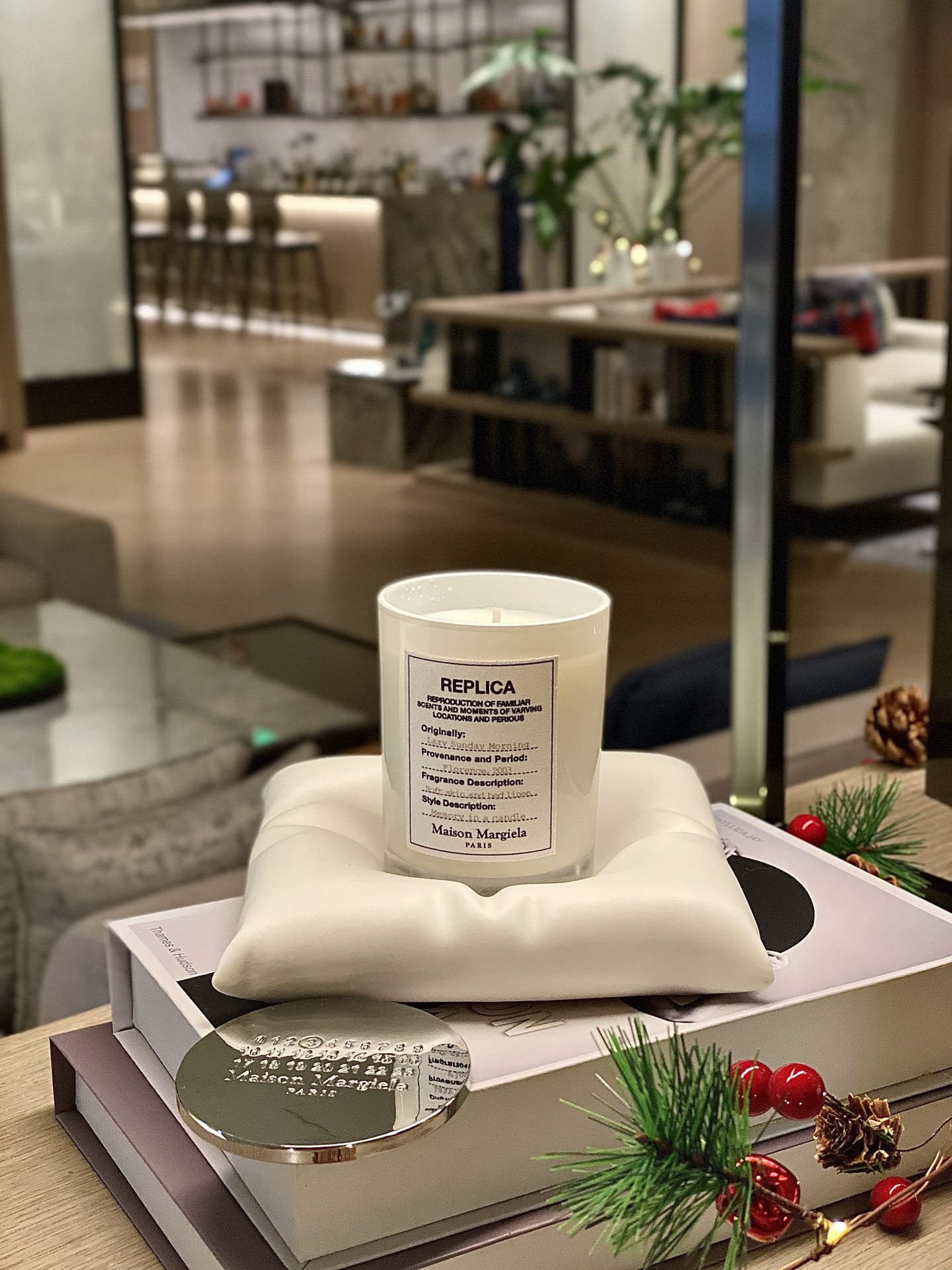 Crafted from pristine white ceramic, this Maison Margiela pillow-shaped - Comprehensive 4