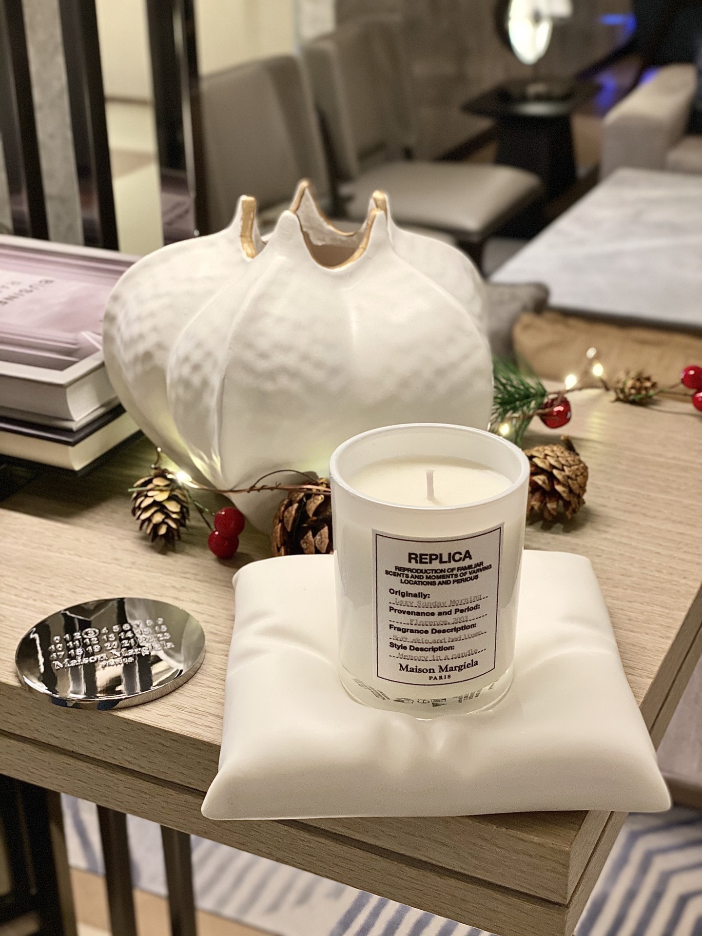 Crafted from pristine white ceramic, this Maison Margiela pillow-shaped - Comprehensive