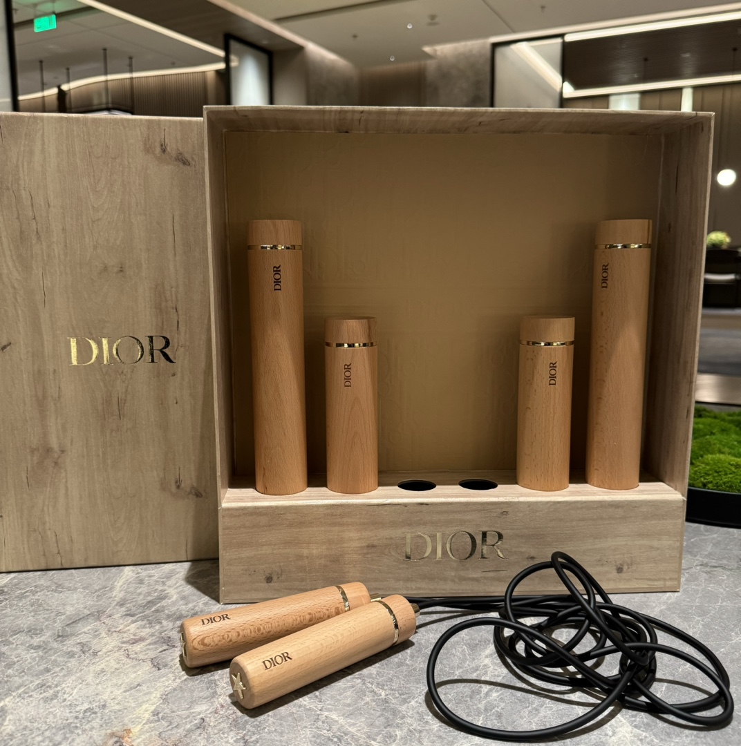 -The gift box contains 2 pairs of oak dumbbells and 1 pair of skipping r - Comprehensive 9