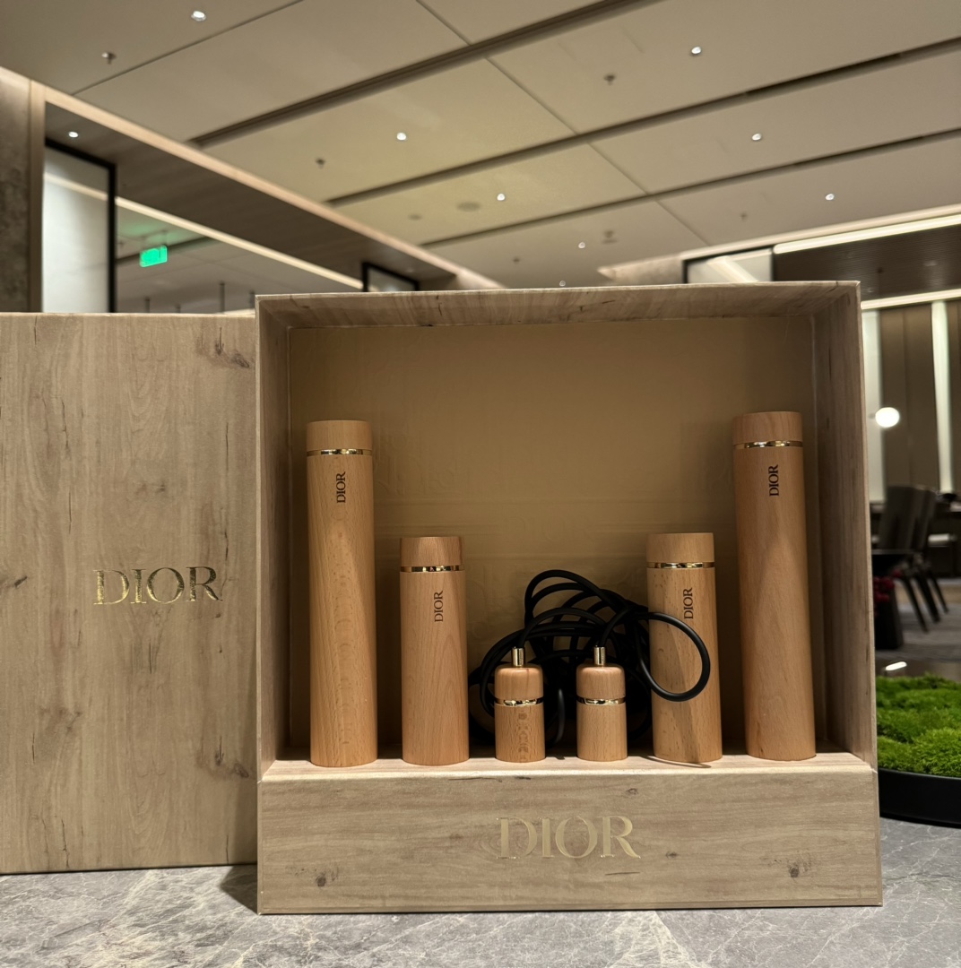 -The gift box contains 2 pairs of oak dumbbells and 1 pair of skipping r - Comprehensive 3