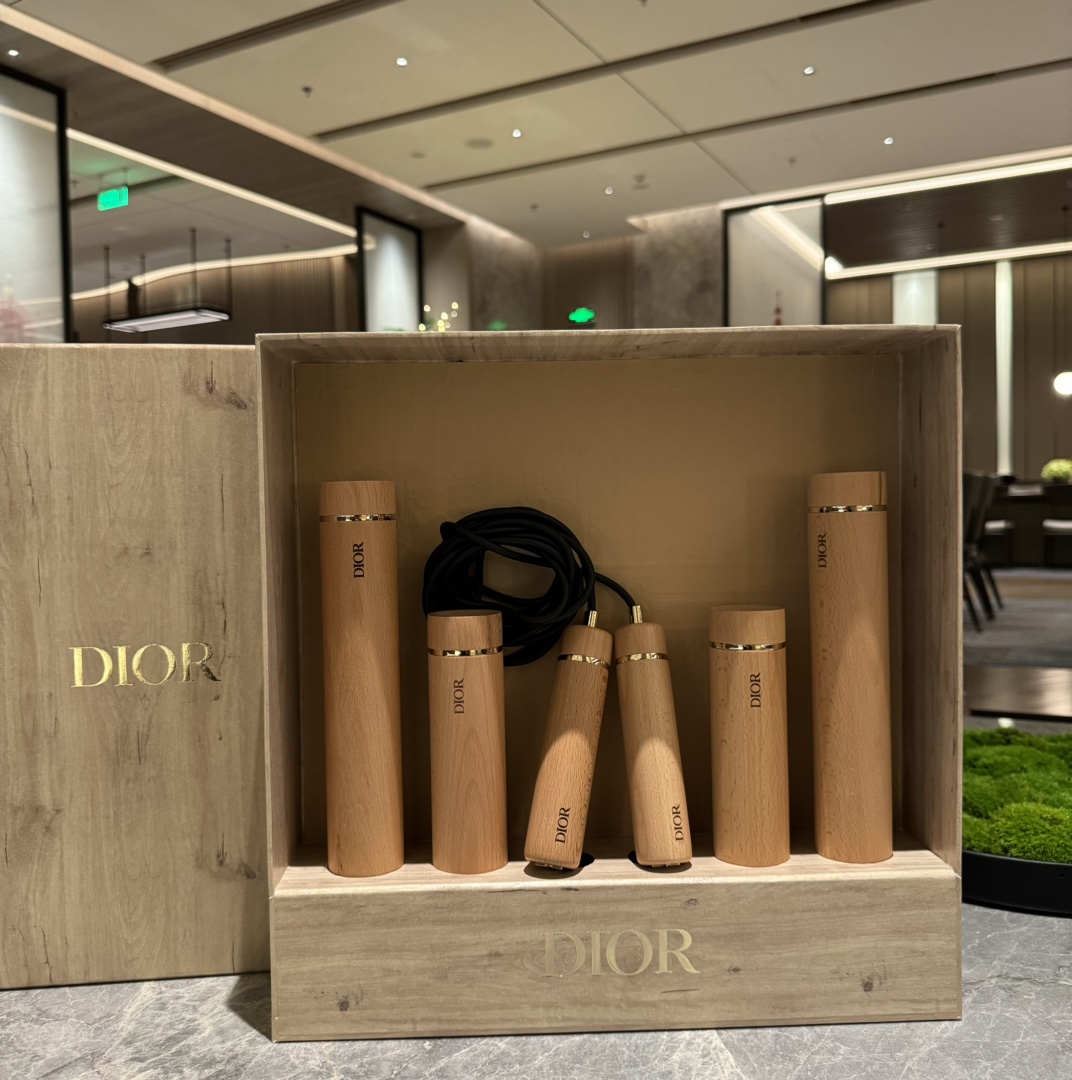 -The gift box contains 2 pairs of oak dumbbells and 1 pair of skipping r - Comprehensive 4