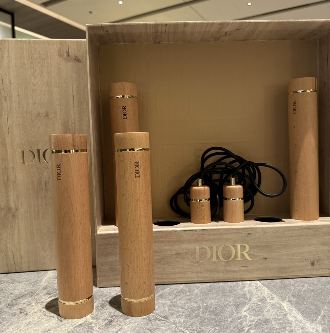 -The gift box contains 2 pairs of oak dumbbells and 1 pair of skipping r - Comprehensive 8