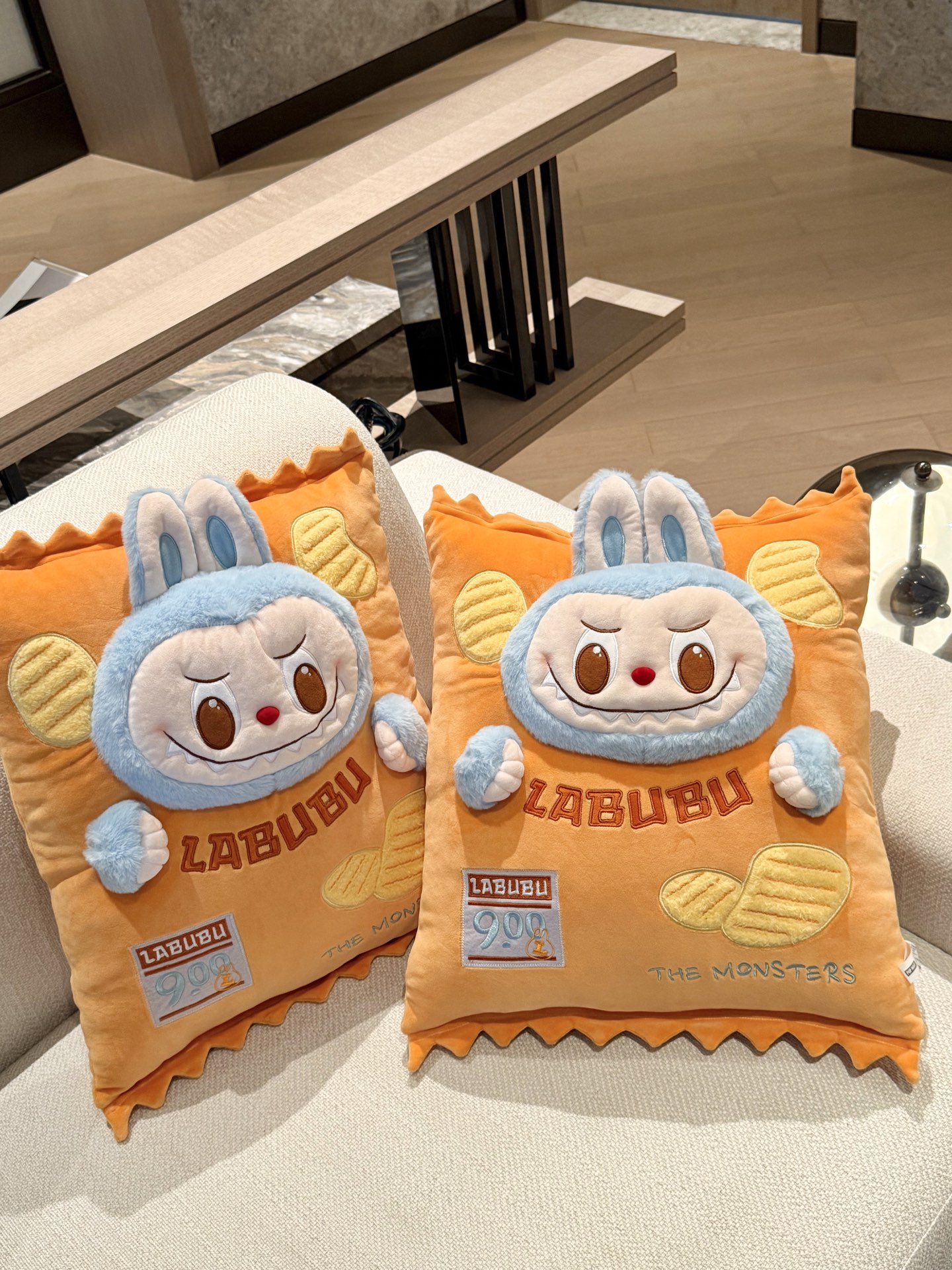 NO:810066,labubu potato chips pillow is a perfect decompression tool. It adds a little puffed happiness to life. It is a must-have for hugging and never letting go, watching dramas, playing games, and being in a daze. Let this super large portion of cuteness and softness become your daily little blessing # HEALING Department of Good Things # Decompression Cushion # labubu peripheral # Home Essentials # Cute Cure, trendy department store, throw pillows19860909labubu薯片抱枕 妥妥的解压神器 给生活加点膨化快乐 抱紧不撒手 追剧 打游戏 发呆必备 让这份超大份的可爱与柔软 成为你日常的小确幸  #治愈系好物#解压抱枕#labubu周边#宅家必备#可爱治愈,潮品百货,throw pillows,accessory