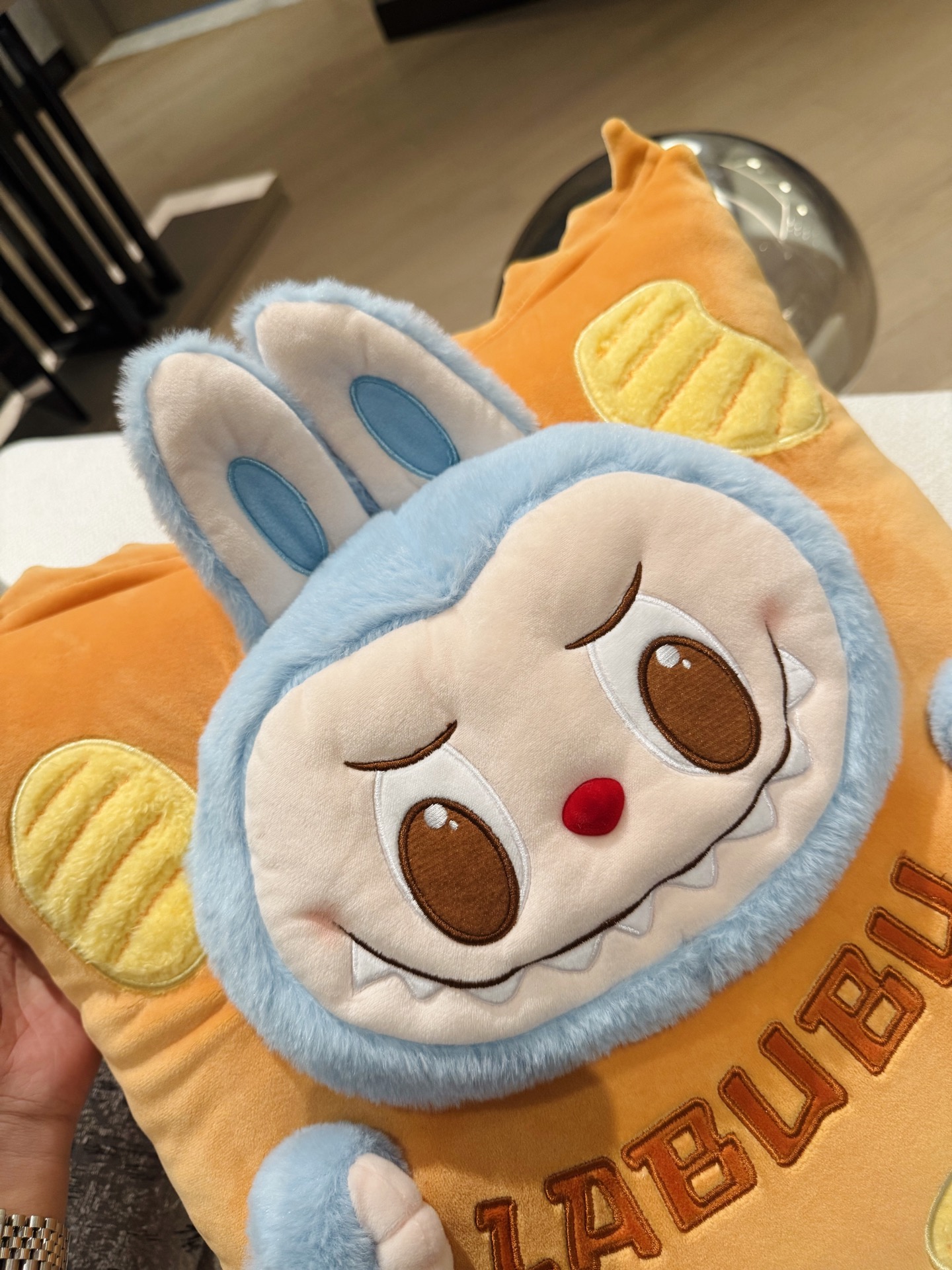 NO:810063,A close-up shot of the face. Let me show you the details. The price is really good. Chaopin Department Store.19860909近距离的怼脸拍 给你们看下细节 价格真的很香呢,潮品百货,accessory