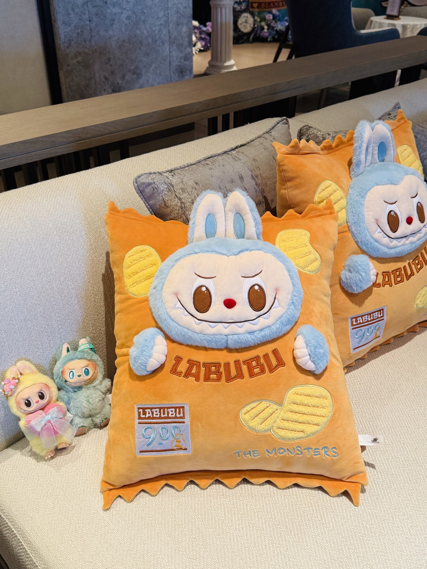 NO:810060,It’s so soft and looks great when posing with the baby~ I bought it on the purchasing agent. The size is 35*56cm. I can still rest assured about the quality. Can you tell that one of the samples I took is the original one [face covering], Chaopin Department Store19860909软乎乎的 跟小娃放在一起摆拍也好看呀～ 代购都炒到了  尺寸35*56cm 品质这块依旧放心 拍照的样版里 其中一个是原版你能看出来吗[捂脸],潮品百货,accessory