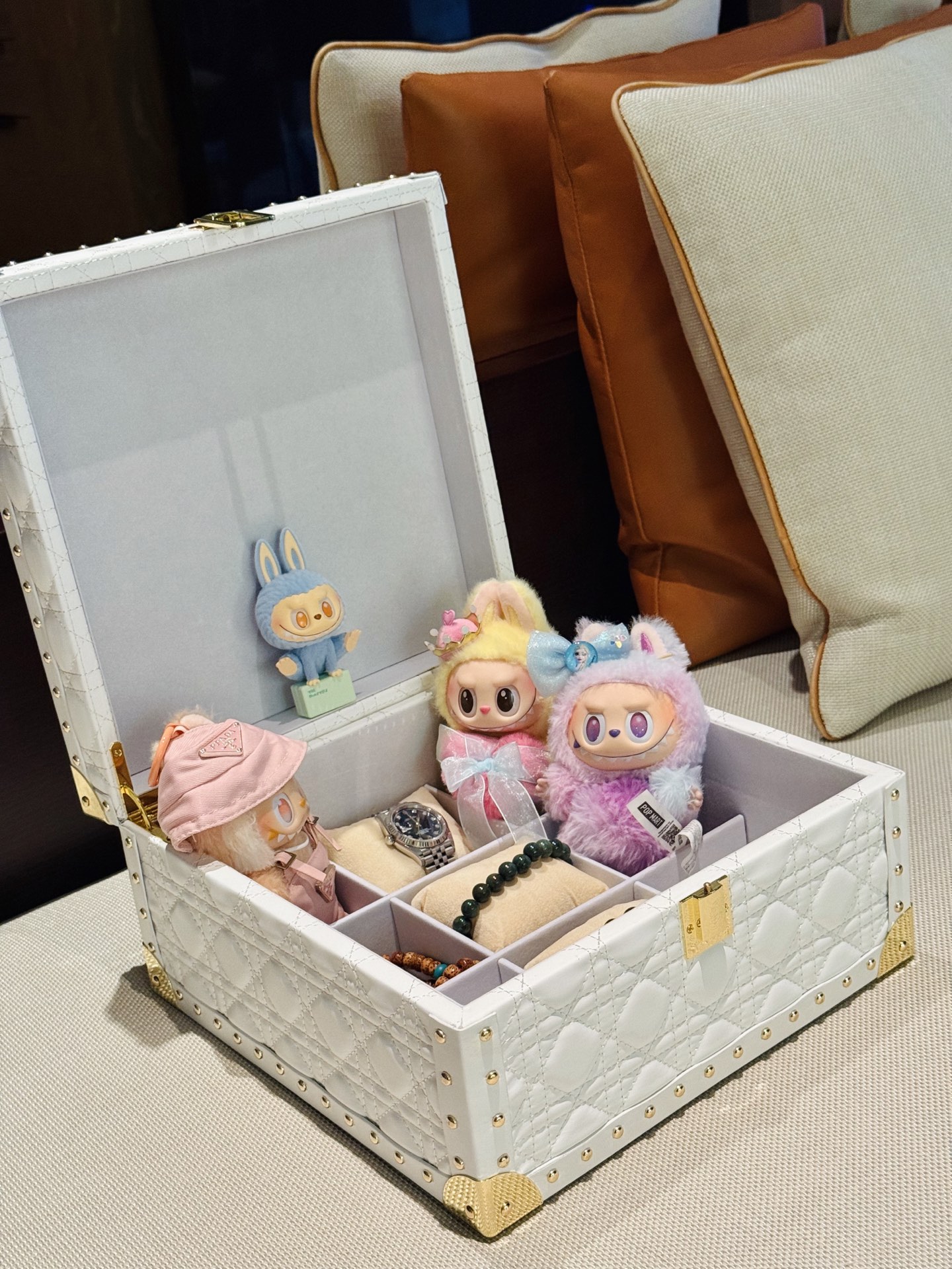 NO:617180,- It can be used to store jewelry and dolls. It really has 'exquisiteness' engraved into the DNA. The diamond-patterned white leather + gold rivets. The star pendant is smart and high-end. It feels like carrying a work of art in your hand. It can be placed on the dressing table to directly enshrine the gods. The opening and closing has a sense of ritual. The capacity is also very large. Lipstick, powder, jewelry... can be stored all, whether you use it by yourself as an ambience artifact or as a gift to support the occasion.  It’s handy and practical, who wouldn’t scream after receiving it?  ,19860909-收纳珠宝首饰 玩偶皆可啊 真的是把“精致”刻进 DNA 里了 菱格纹白皮+金色铆钉 星星挂饰灵动又高级 拎在手里像拎着艺术品 摆在梳妆台上直接封神 开合超有仪式感 容量也很能打 口红、粉饼、首饰… 统统收纳  不管是自己用当氛围感神器 还是送礼撑场面 拿得出手又实用,谁收到不尖叫啊！,,accessory