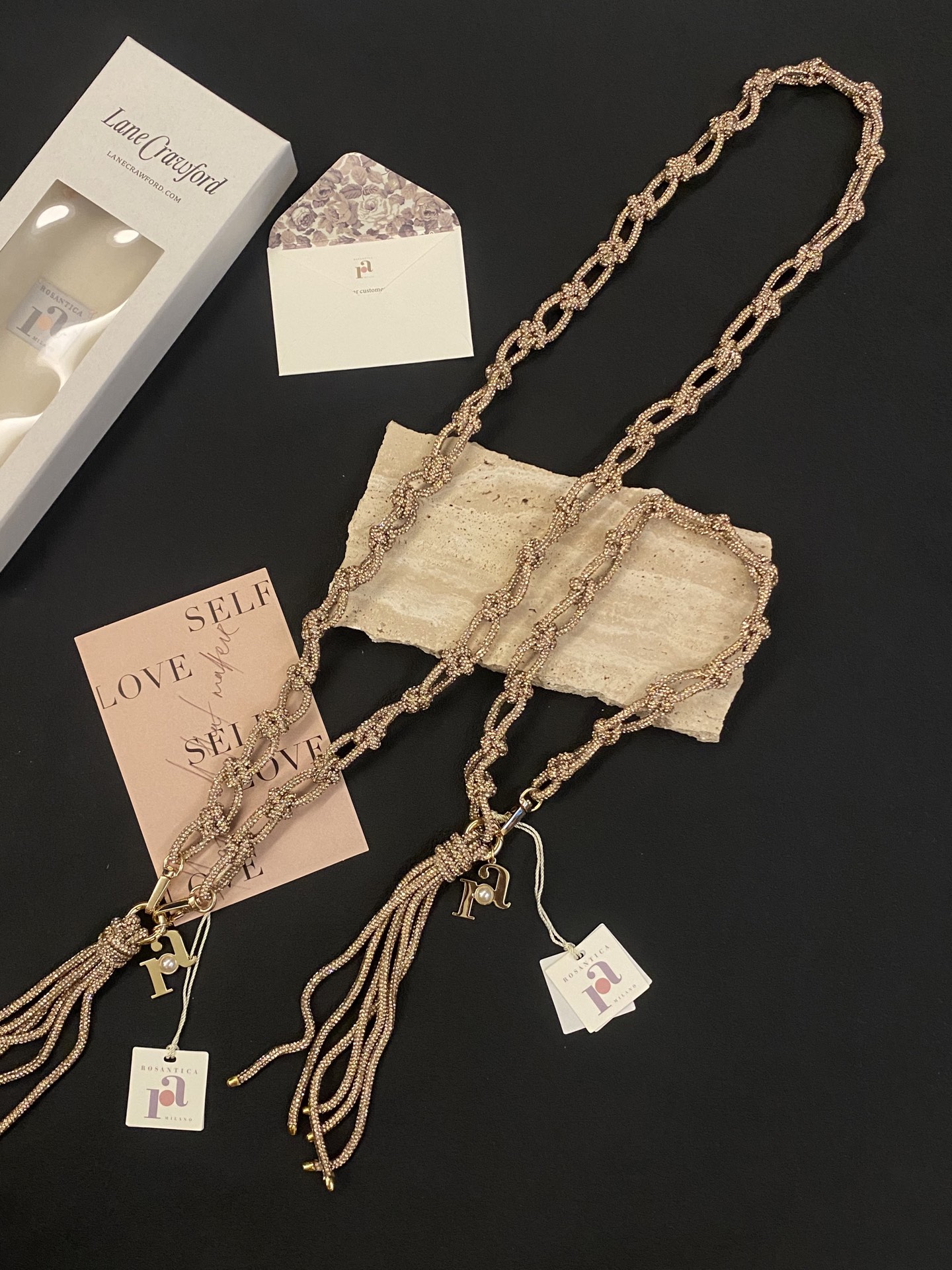NO:919154,Champagne nude gold｜Short mobile phone lanyard｜Bag charm Gentle champagne gold｜A sense of elegance directly adds to the sense of elegance Warm tone fine shimmering nude gold sparkling diamond phone lanyard Bag charm Gentle and noble, comes with a soft light filter Optional length Not as ostentatious as bright gold Gentle temperament hanging, perfect for light and sophisticated style, dinners, dates Hand-knotted chain + hanging tassels, exquisite details  One thing with multiple uses｜Wrist lanyard/decorative bracelet/bag charm, perfect with coats in autumn and winter, or with small dresses in spring and summer #champagne gold accessories #light luxury mobile phone chain #atmosphere accessories Gentle naked gold｜low-key and elegant exquisite mobile phone chain small accessories with soft light and noble feeling, skirts, bracelets19860909香槟裸金｜手机短挂绳｜包包挂饰 温柔香槟金｜贵气感直接拉满 暖调细闪裸金色闪钻手机挂绳 包包挂饰 温柔显贵,自带柔光滤镜 长短可选 不会像亮金那样张扬浮夸 温柔气质挂,轻熟风、晚宴、约会超适配 手工打结链条+垂坠流苏,细节精致感拉满 一物多用｜手腕挂绳/装饰手链/包包挂饰 秋冬搭配大衣,春夏搭配小礼裙都绝美 #香槟金配饰 #轻奢手机链 #氛围感配饰 温柔裸金｜低调显贵的精致手机链 自带柔光贵气感拉满的小配饰,,skirts,bracelet,accessory