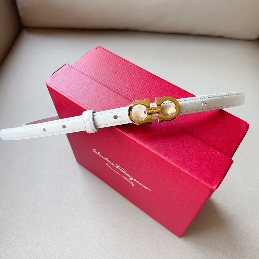 这款皮带雅致而柔美可为各类着装增添一丝精致休闲的气息窄款皮带由光滑的牛皮制成饰有品牌标志性的仿古金色Ga