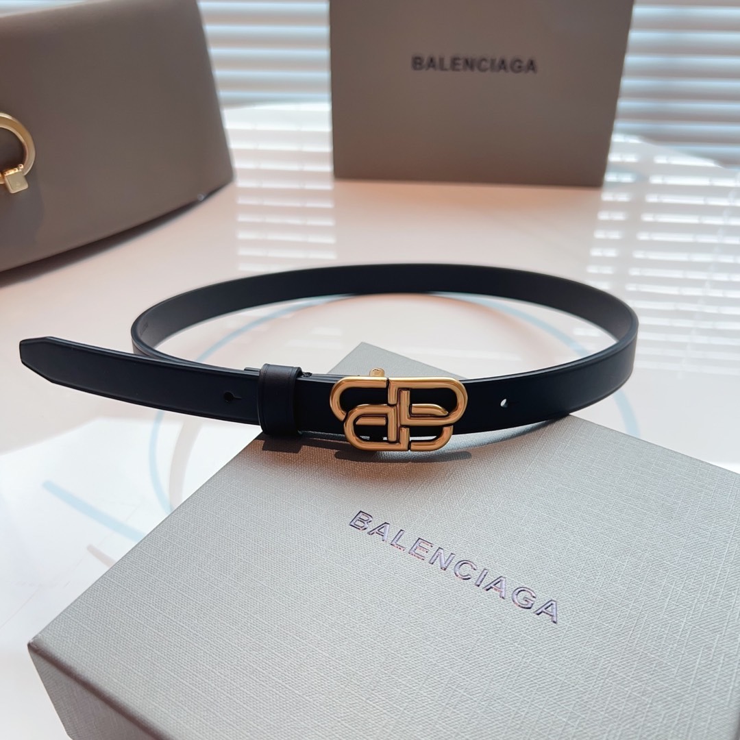 Balenciaga名款平纹腰带！！腰带头是纯铜表面是鎏金的工艺不会是闪烁的金光应该说是雅致的纯铜扣扣头