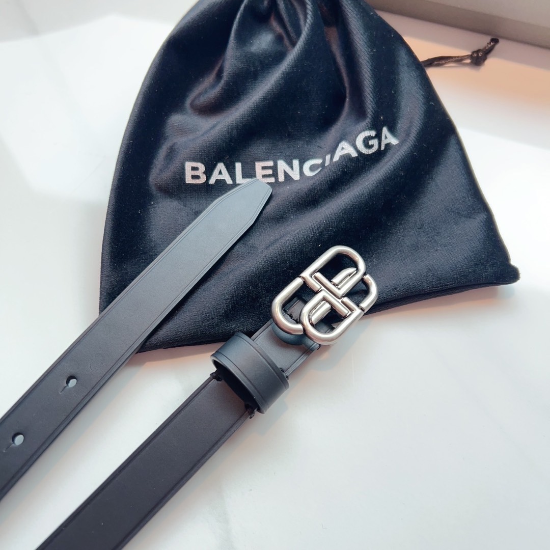 Balenciaga名款平纹腰带！！腰带头是纯铜表面是鎏金的工艺不会是闪烁的金光应该说是雅致的纯铜扣扣头