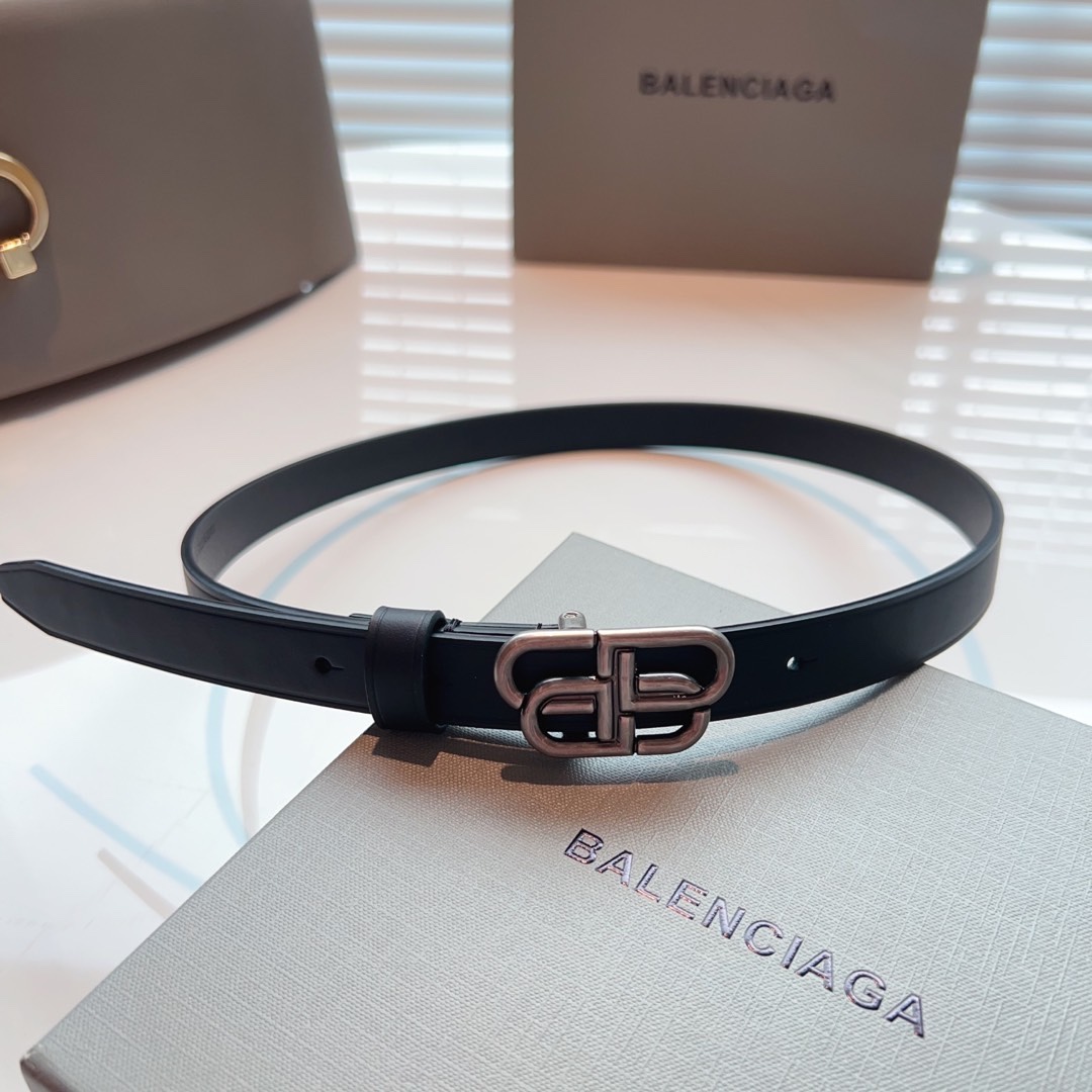 Balenciaga名款平纹腰带！！腰带头是纯铜表面是鎏金的工艺不会是闪烁的金光应该说是雅致的纯铜扣扣头