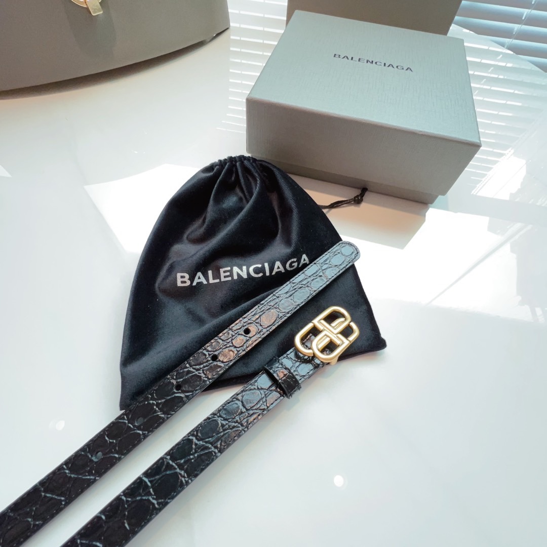 Balenciaga名款平纹腰带！！腰带头是纯铜表面是鎏金的工艺不会是闪烁的金光应该说是雅致的纯铜扣扣头