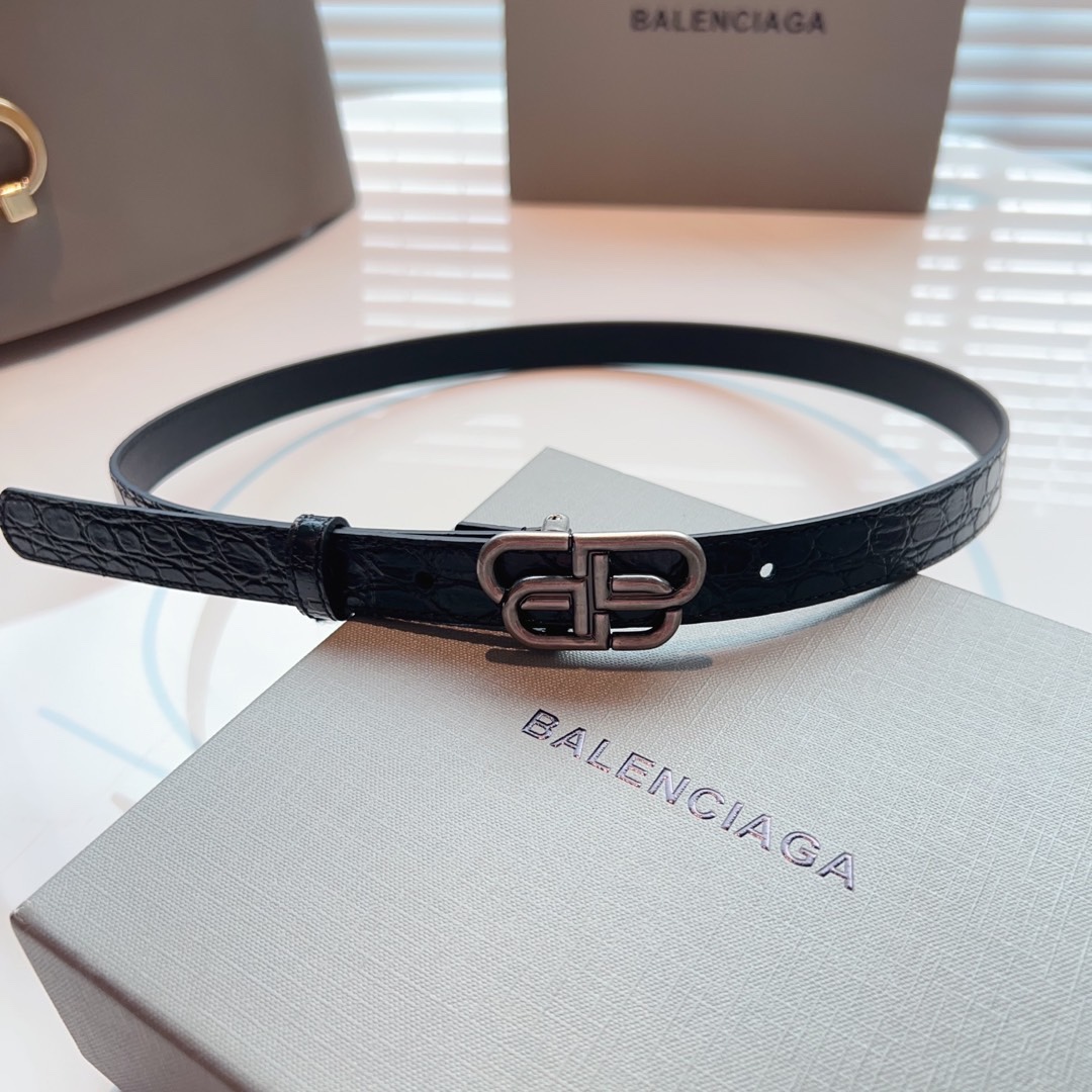 Balenciaga名款平纹腰带！！腰带头是纯铜表面是鎏金的工艺不会是闪烁的金光应该说是雅致的纯铜扣扣头