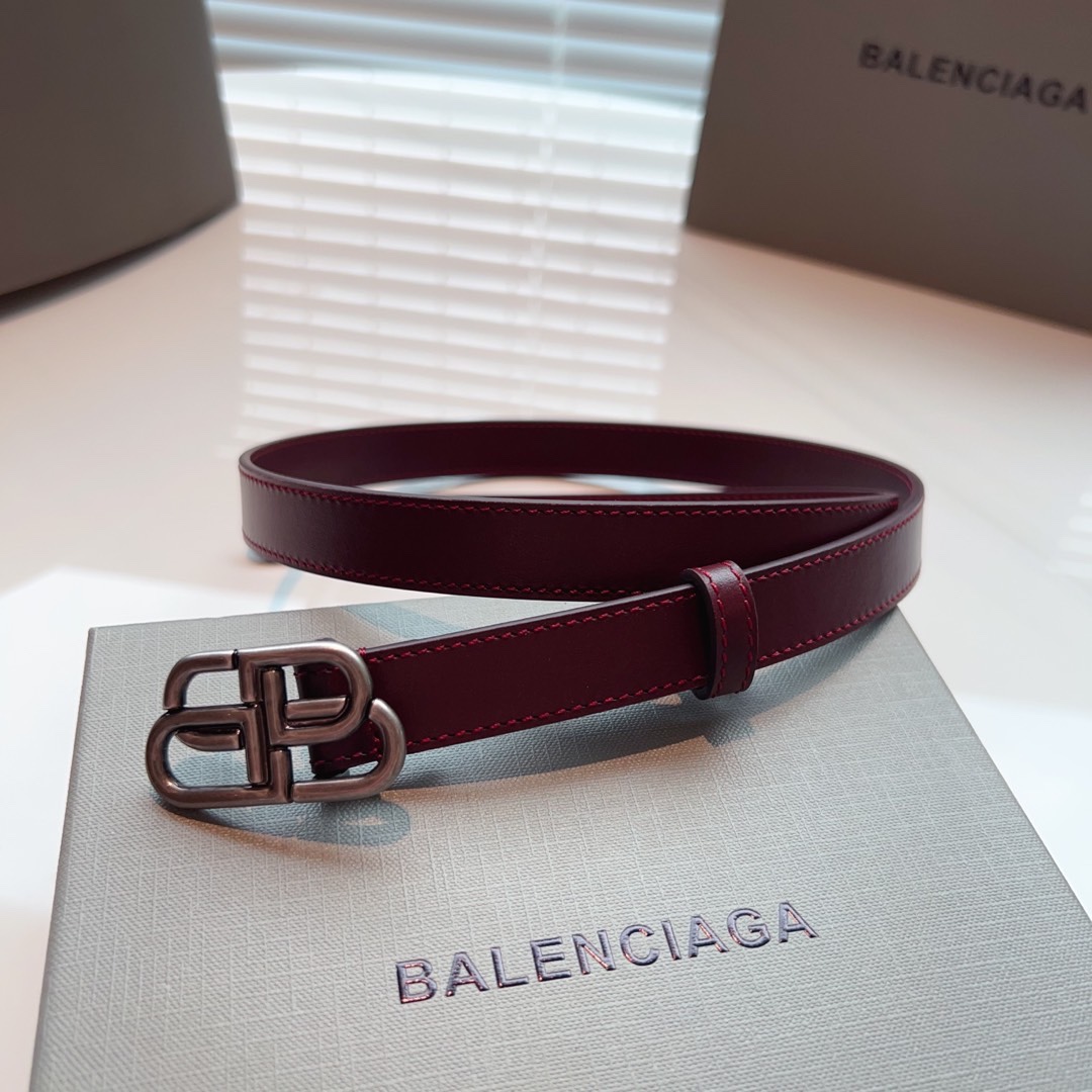 Balenciaga名款平纹腰带！！腰带头是纯铜表面是鎏金的工艺不会是闪烁的金光应该说是雅致的纯铜扣扣头