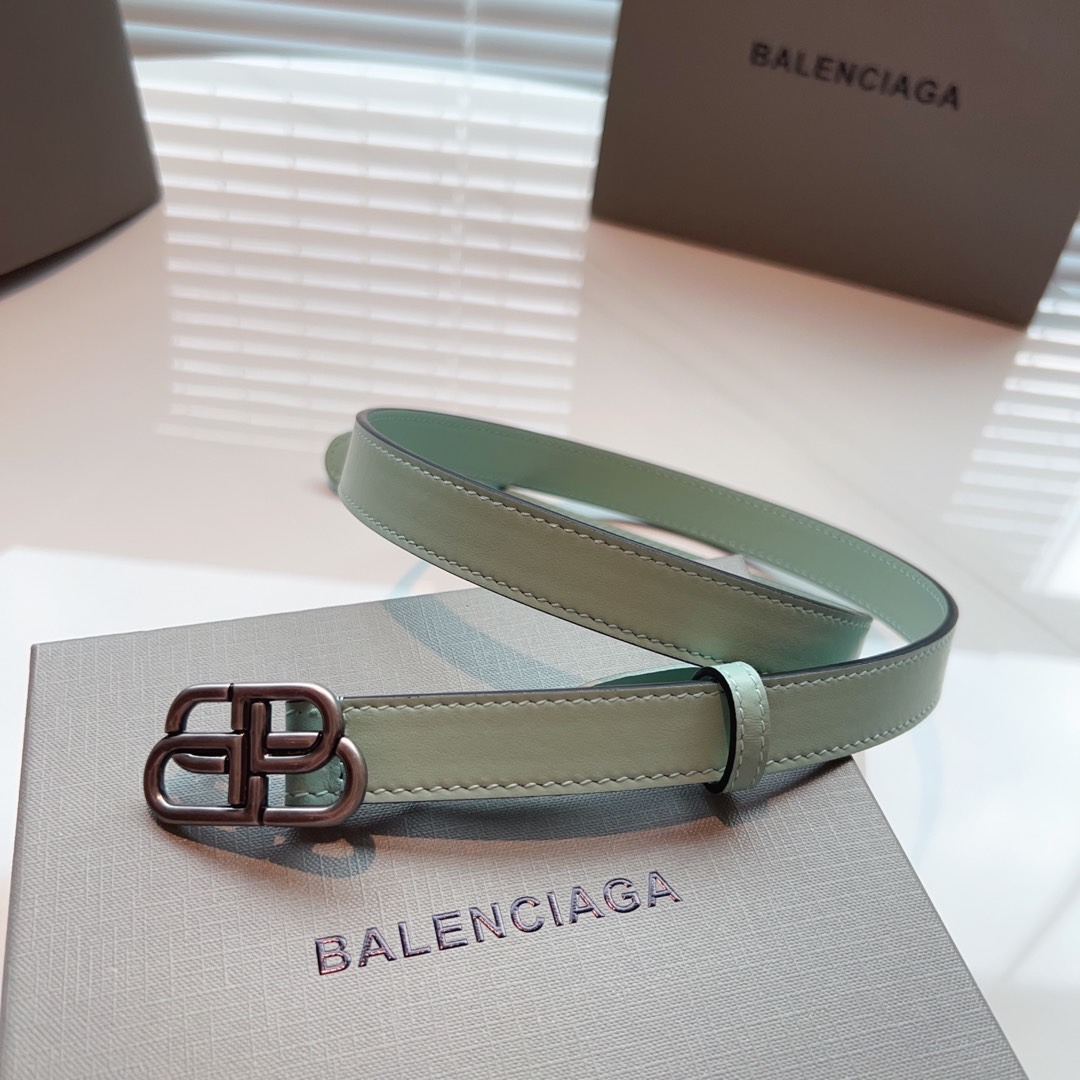 Balenciaga名款平纹腰带！！腰带头是纯铜表面是鎏金的工艺不会是闪烁的金光应该说是雅致的纯铜扣扣头