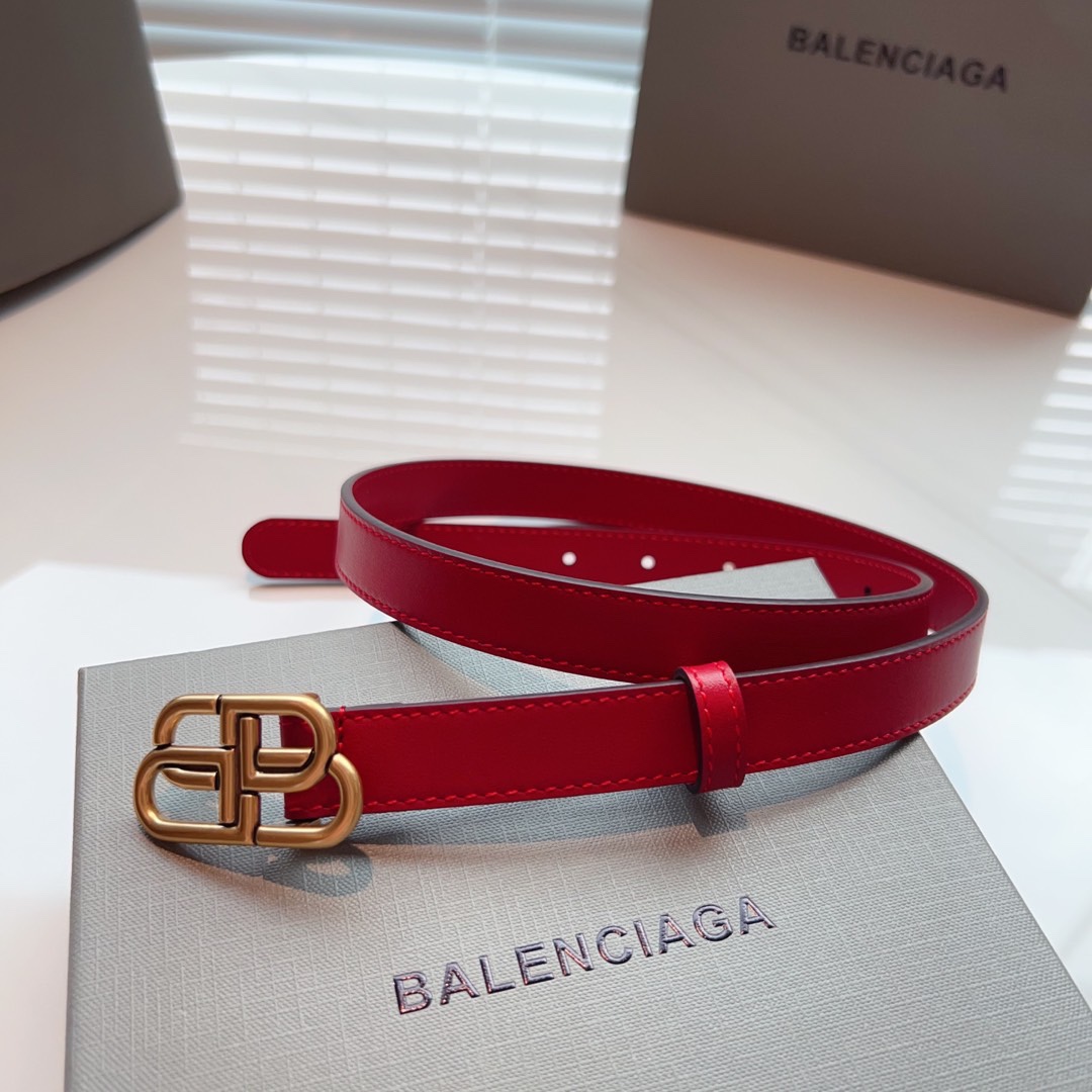 Balenciaga名款平纹腰带！！腰带头是纯铜表面是鎏金的工艺不会是闪烁的金光应该说是雅致的纯铜扣扣头