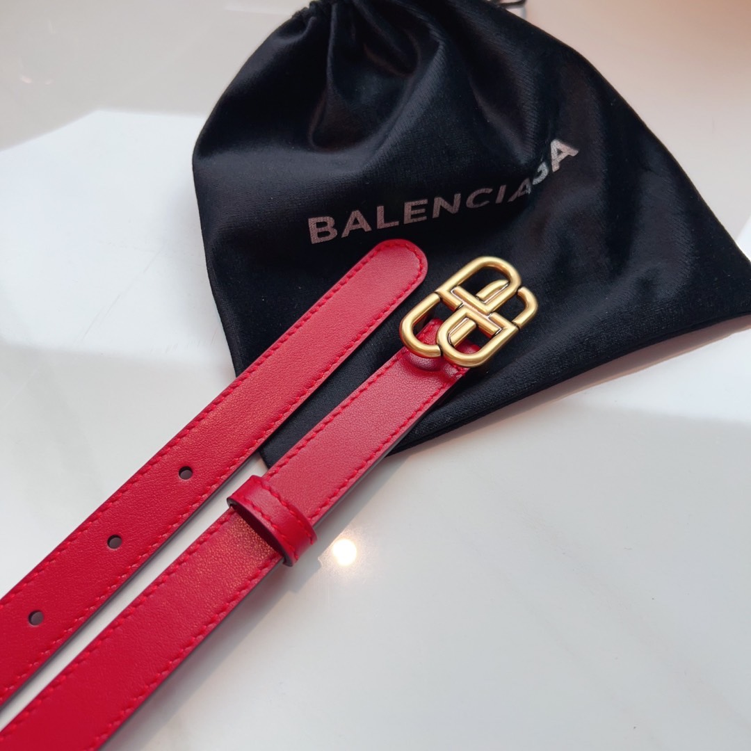 Balenciaga名款平纹腰带！！腰带头是纯铜表面是鎏金的工艺不会是闪烁的金光应该说是雅致的纯铜扣扣头